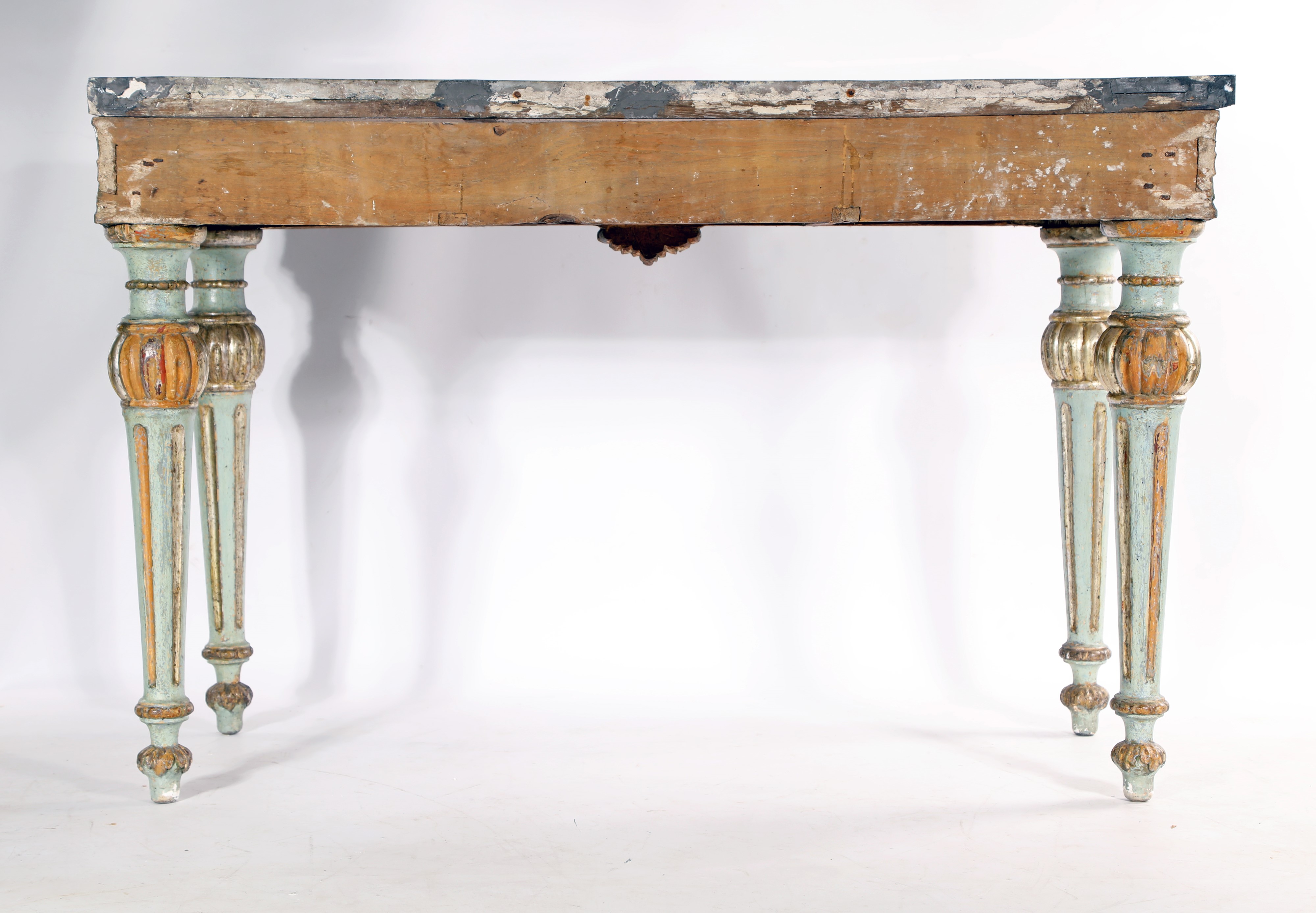 Coppia di consoles in legno laccato azzurro con rilievi decorativi dorati, Marche XVIII secolo