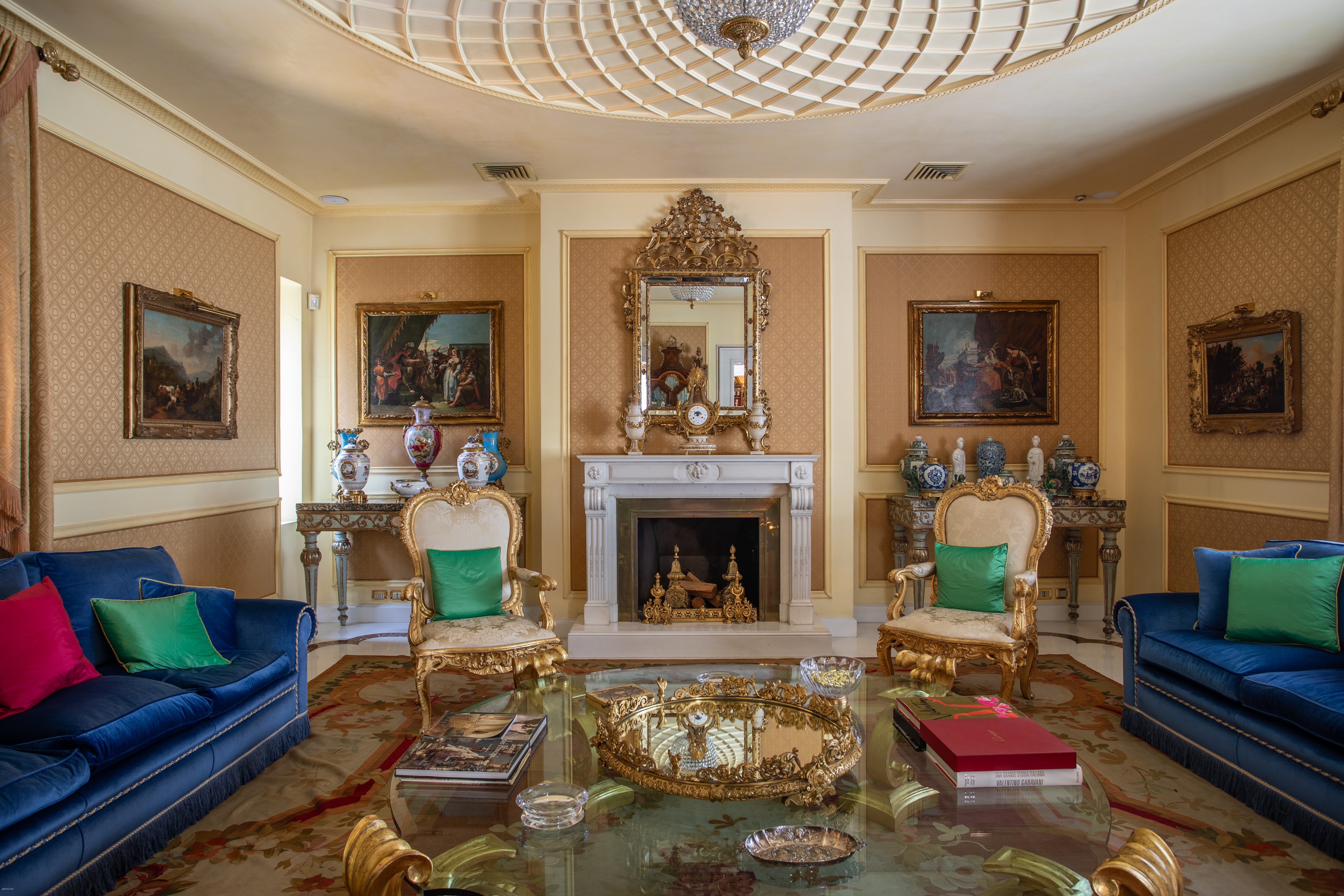 Coppia di consoles in legno laccato azzurro con rilievi decorativi dorati, Marche XVIII secolo