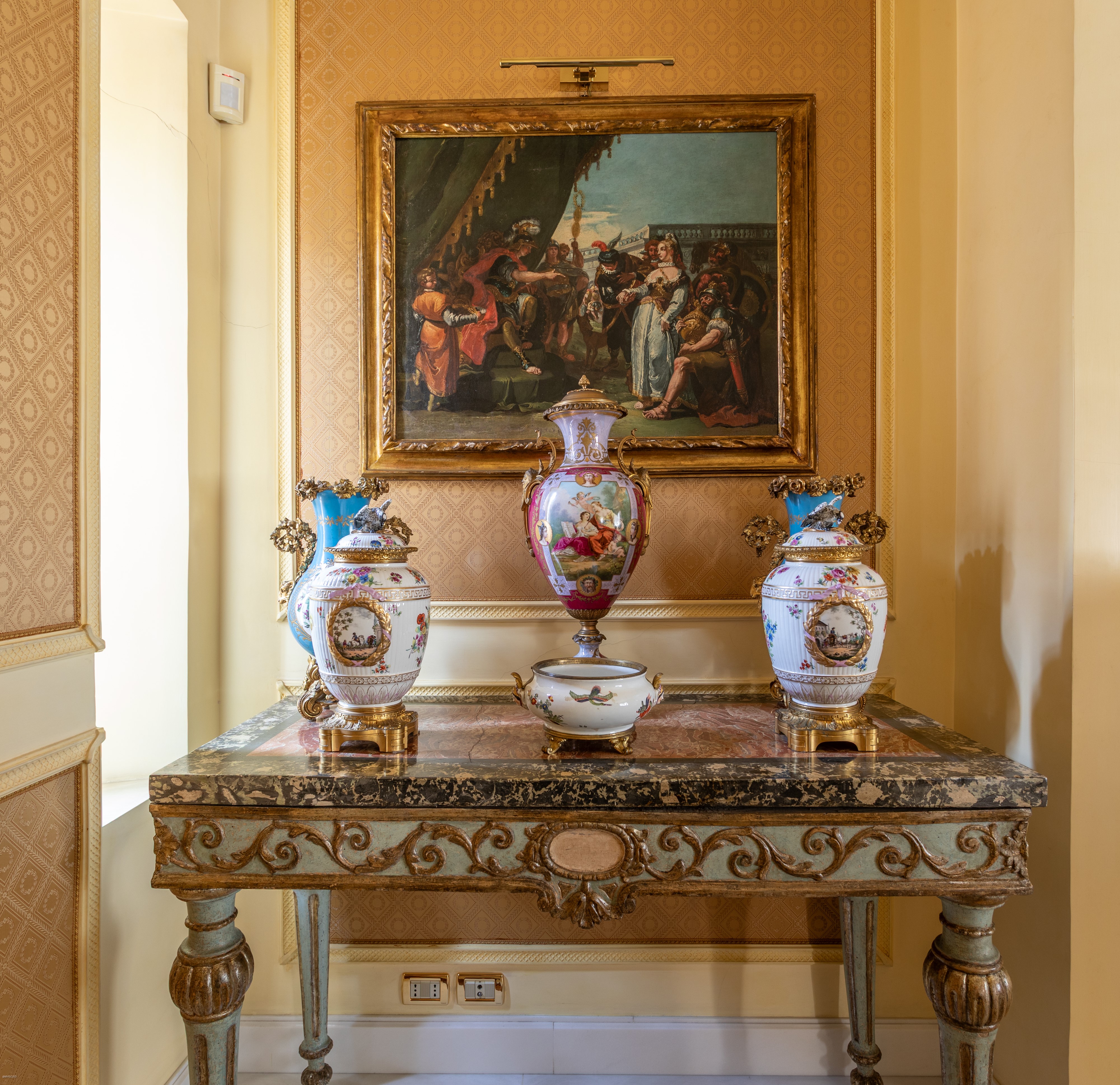 Coppa centrotavola in porcellana di Meissen del XVIII secolo montata in bronzo dorato, Francia, X...