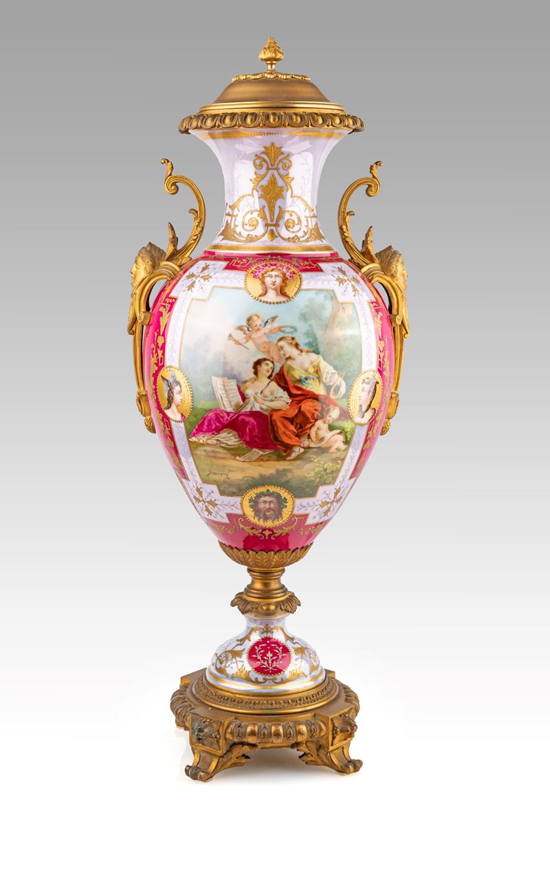 Grande vaso in porcellana di Sèvres rosso porpora con figure mitologiche policrome e montatura in...