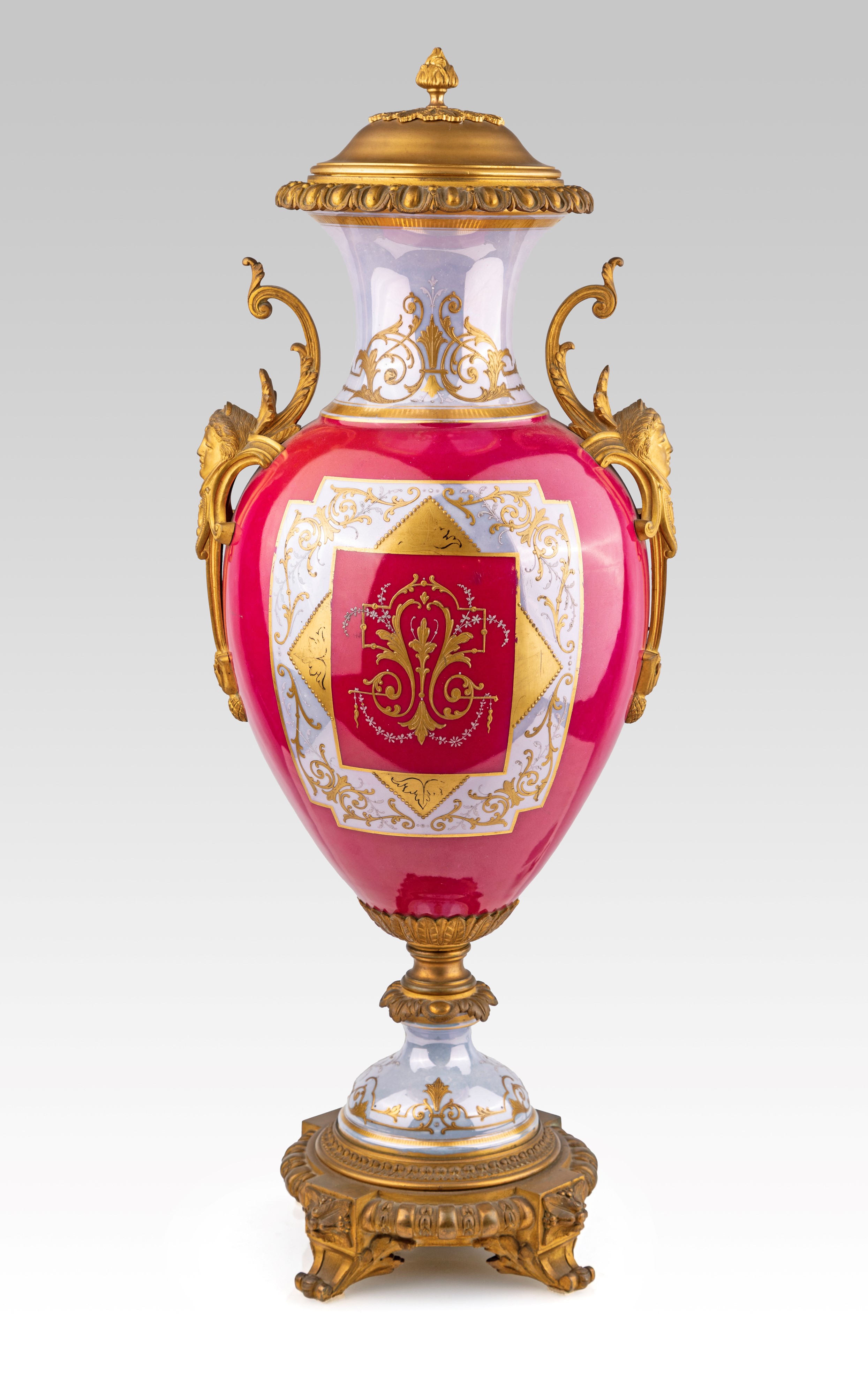 Grande vaso in porcellana di Sèvres rosso porpora con figure mitologiche policrome e montatura in...