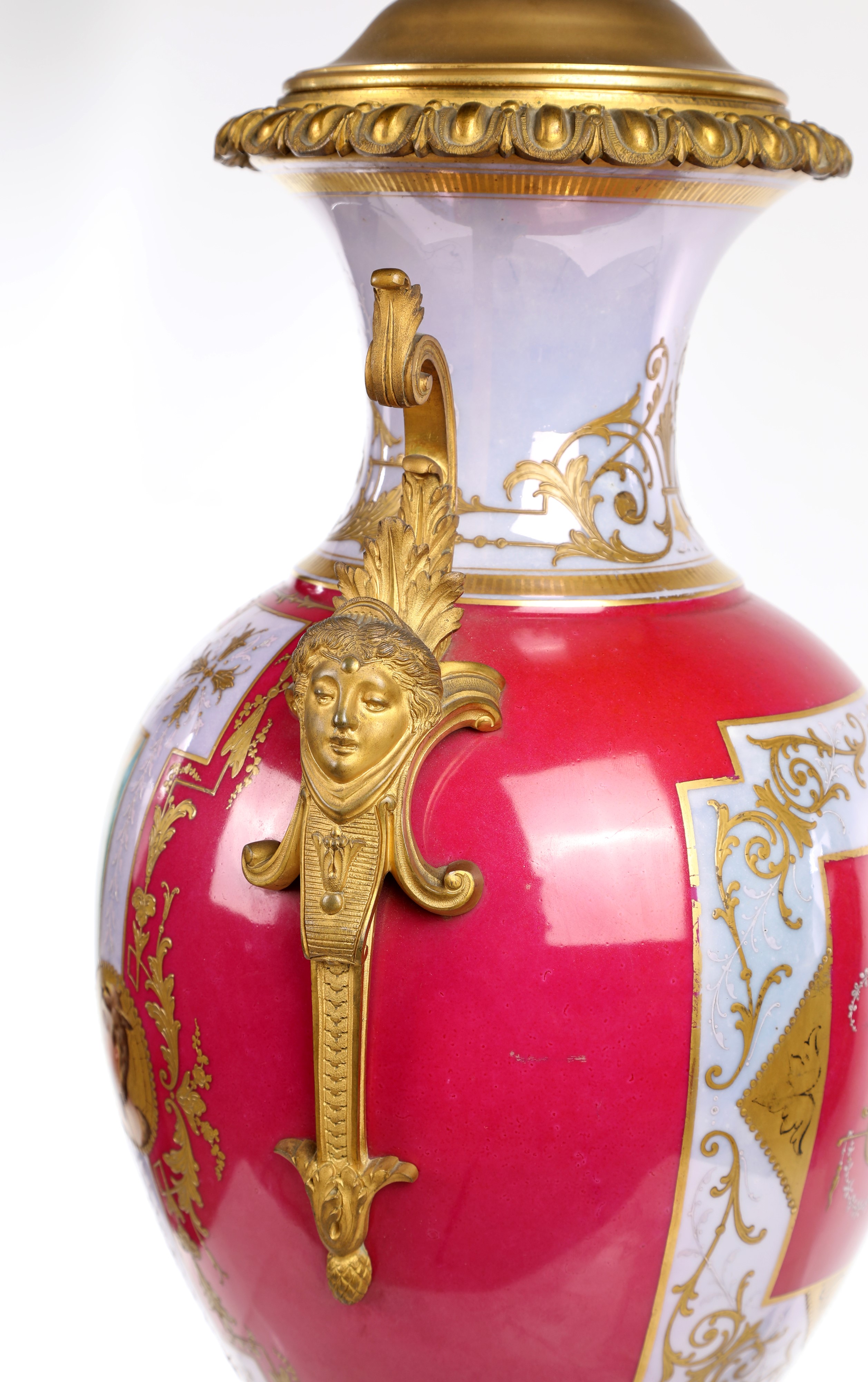 Grande vaso in porcellana di Sèvres rosso porpora con figure mitologiche policrome e montatura in...
