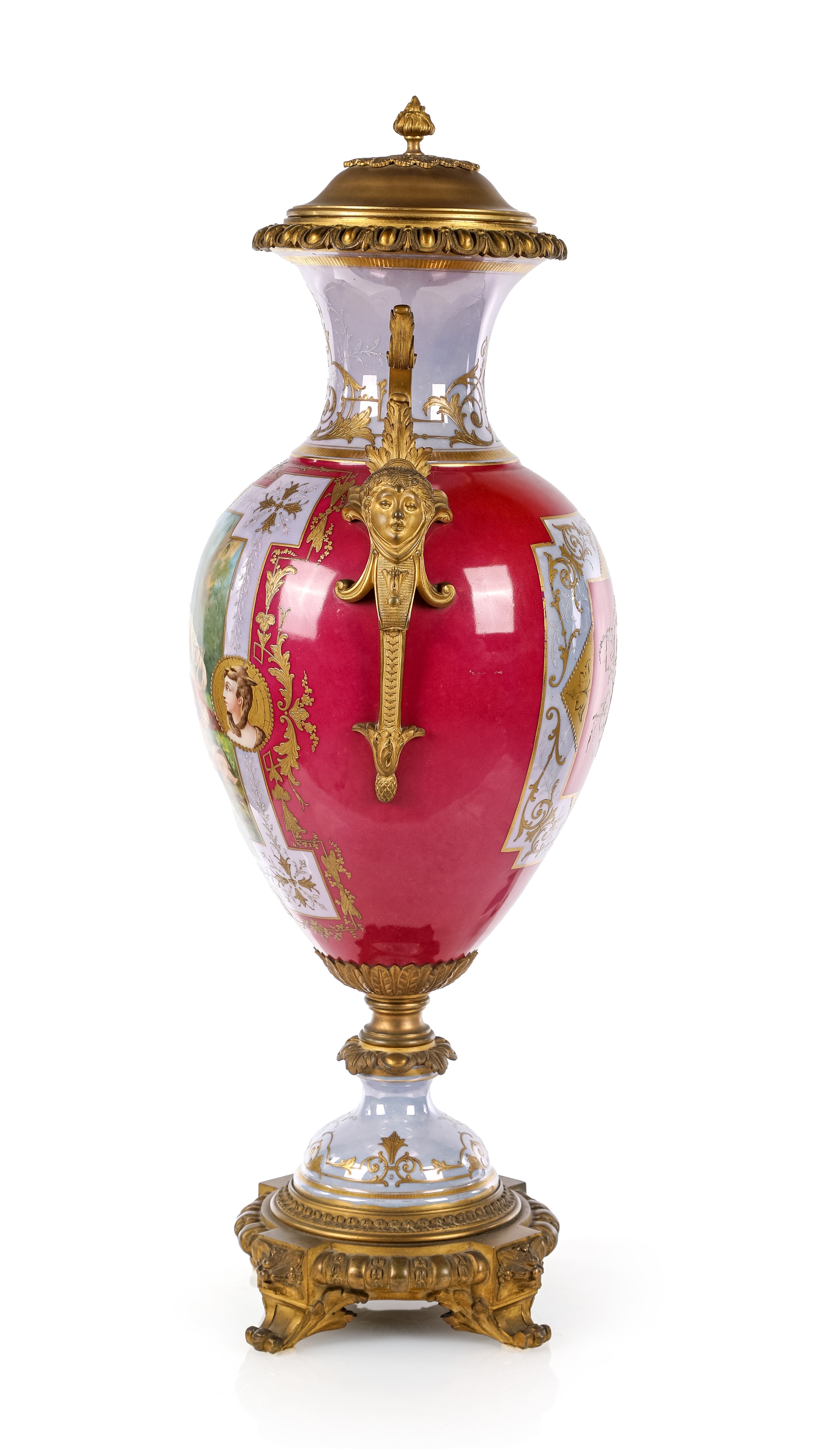 Grande vaso in porcellana di Sèvres rosso porpora con figure mitologiche policrome e montatura in...