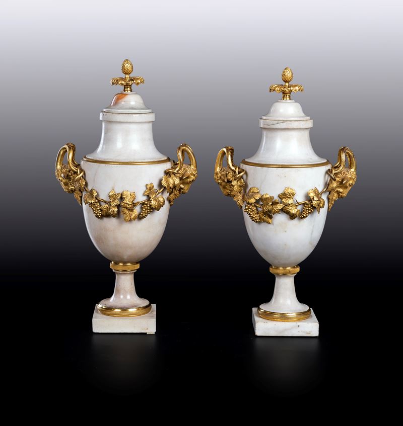Coppia di vasi ad urna in marmo bianco e bronzo dorato d'epoca Luigi XVI