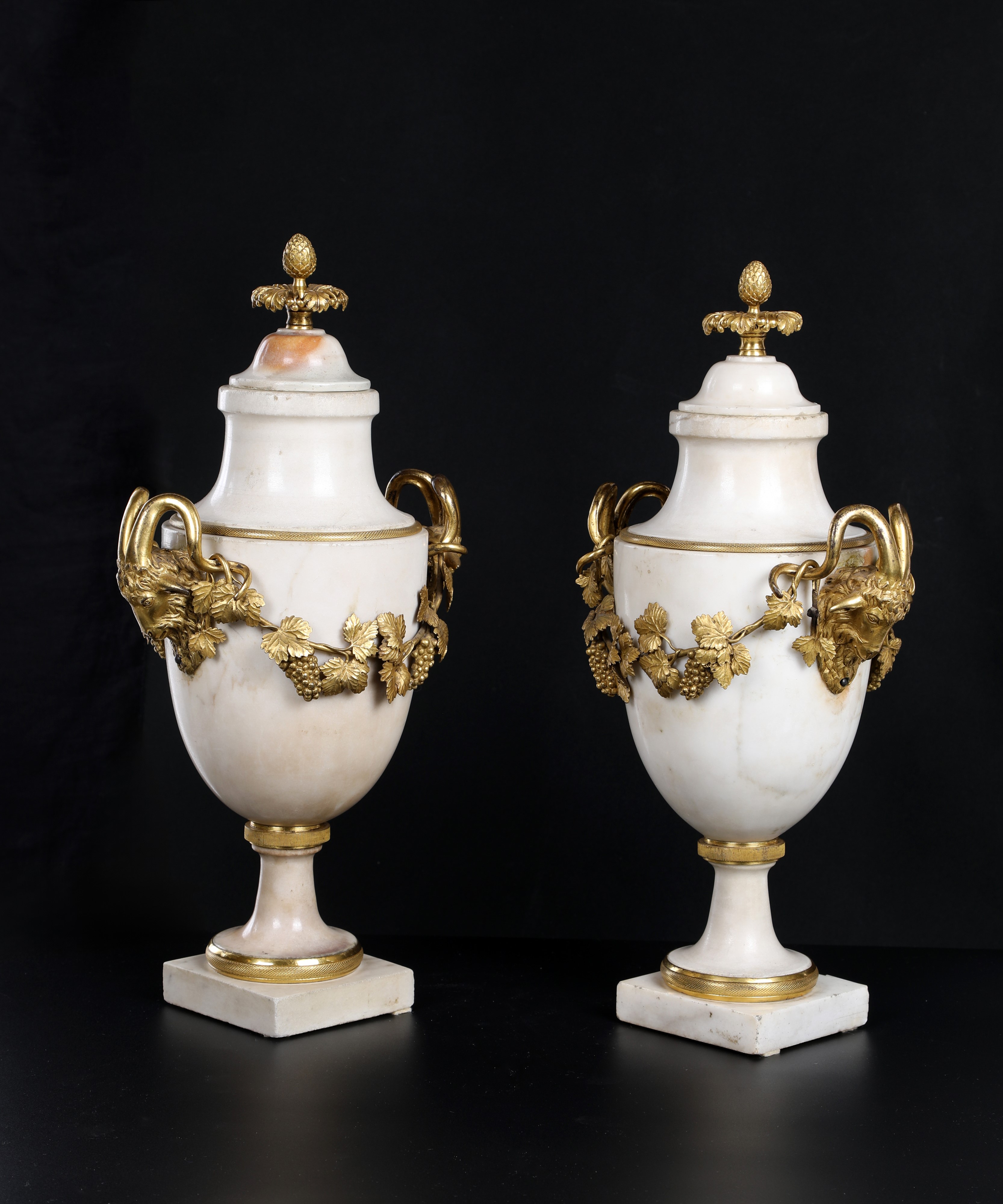 Coppia di vasi ad urna in marmo bianco e bronzo dorato d'epoca Luigi XVI