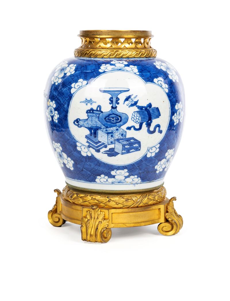Vaso da zenzero in porcellana bianca e blu, Cina, XVIII secolo, montato in bronzo dorato, Francia...