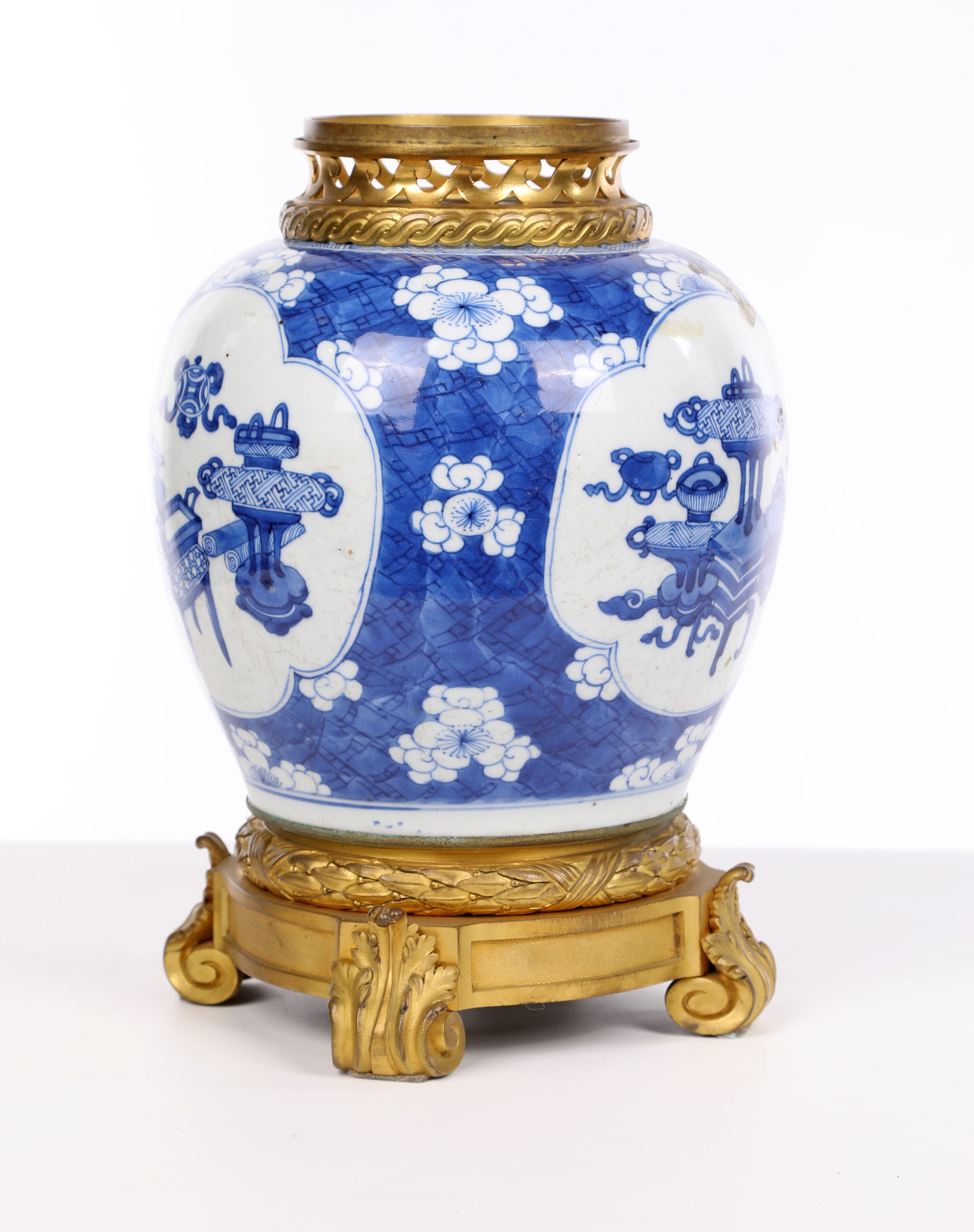 Vaso da zenzero in porcellana bianca e blu, Cina, XVIII secolo, montato in bronzo dorato, Francia...