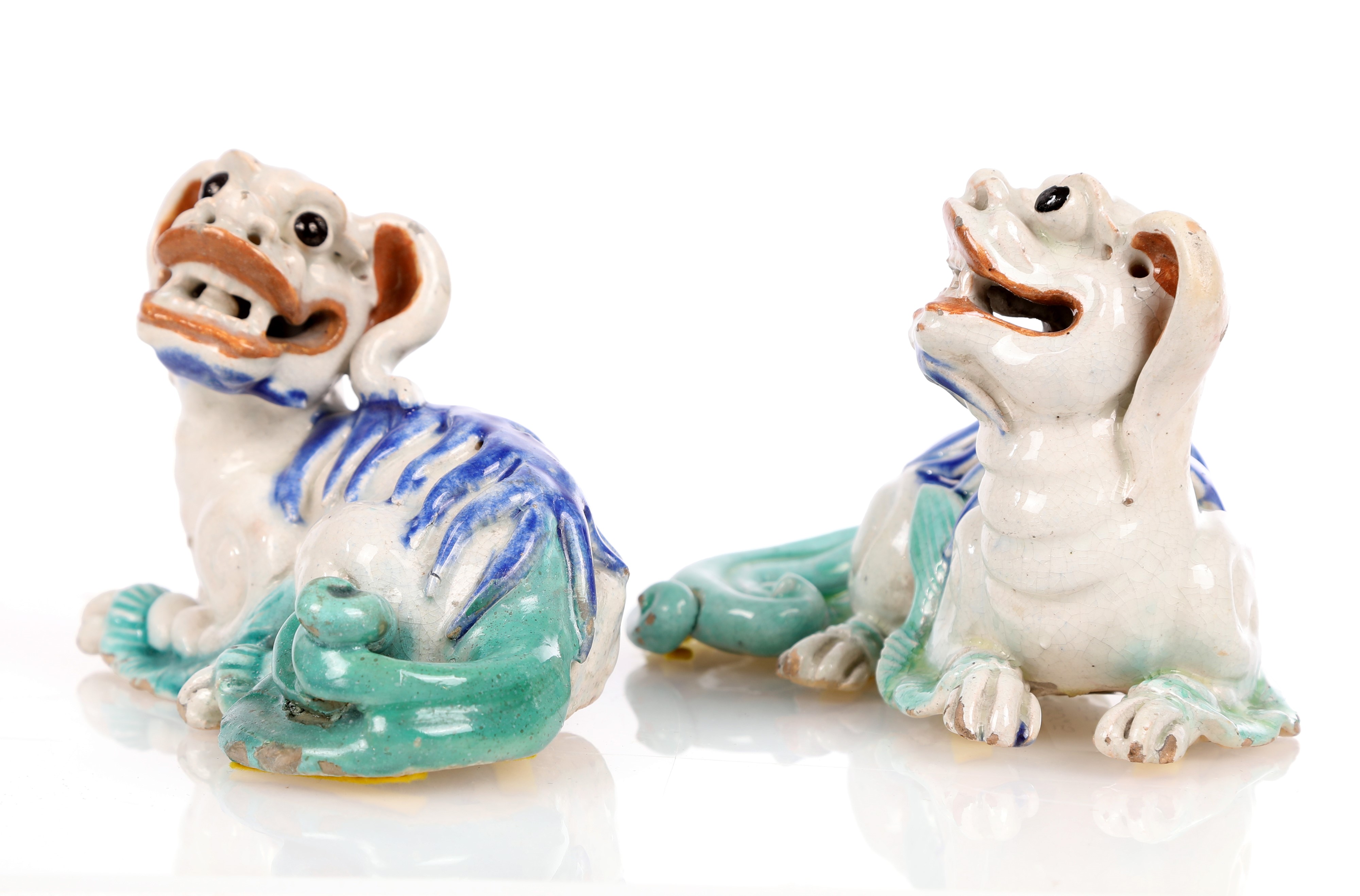 Coppia di leoni guardiani in porcellana smaltata nei toni del blu, verde e rosso, tardo periodo Q...