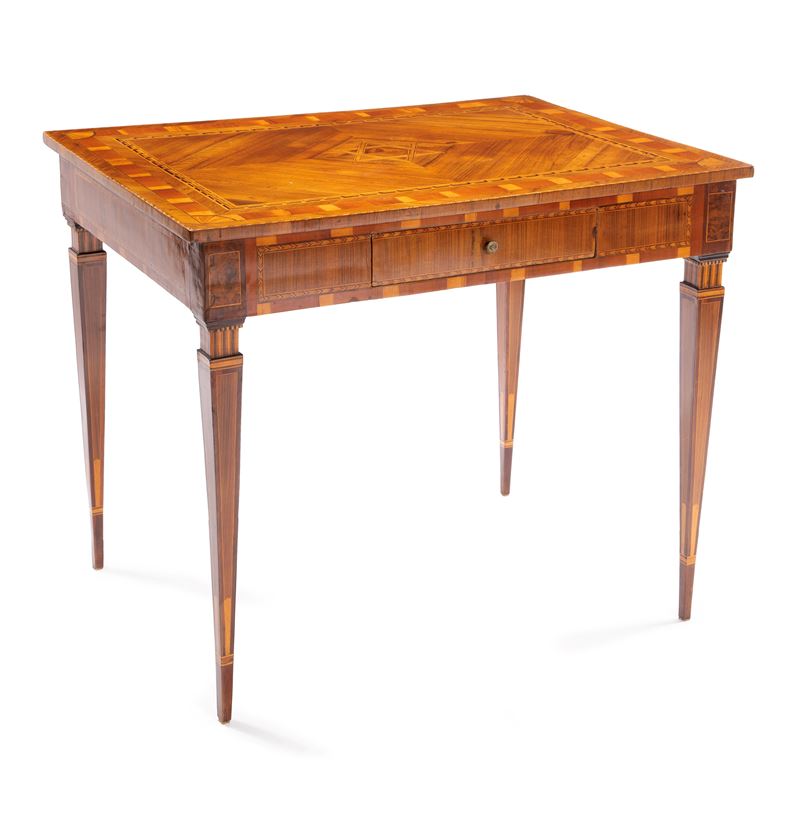 Tavolino Luigi XVI in noce e ciliegio con intarsi in legni di frutto, fine del XVIII secolo