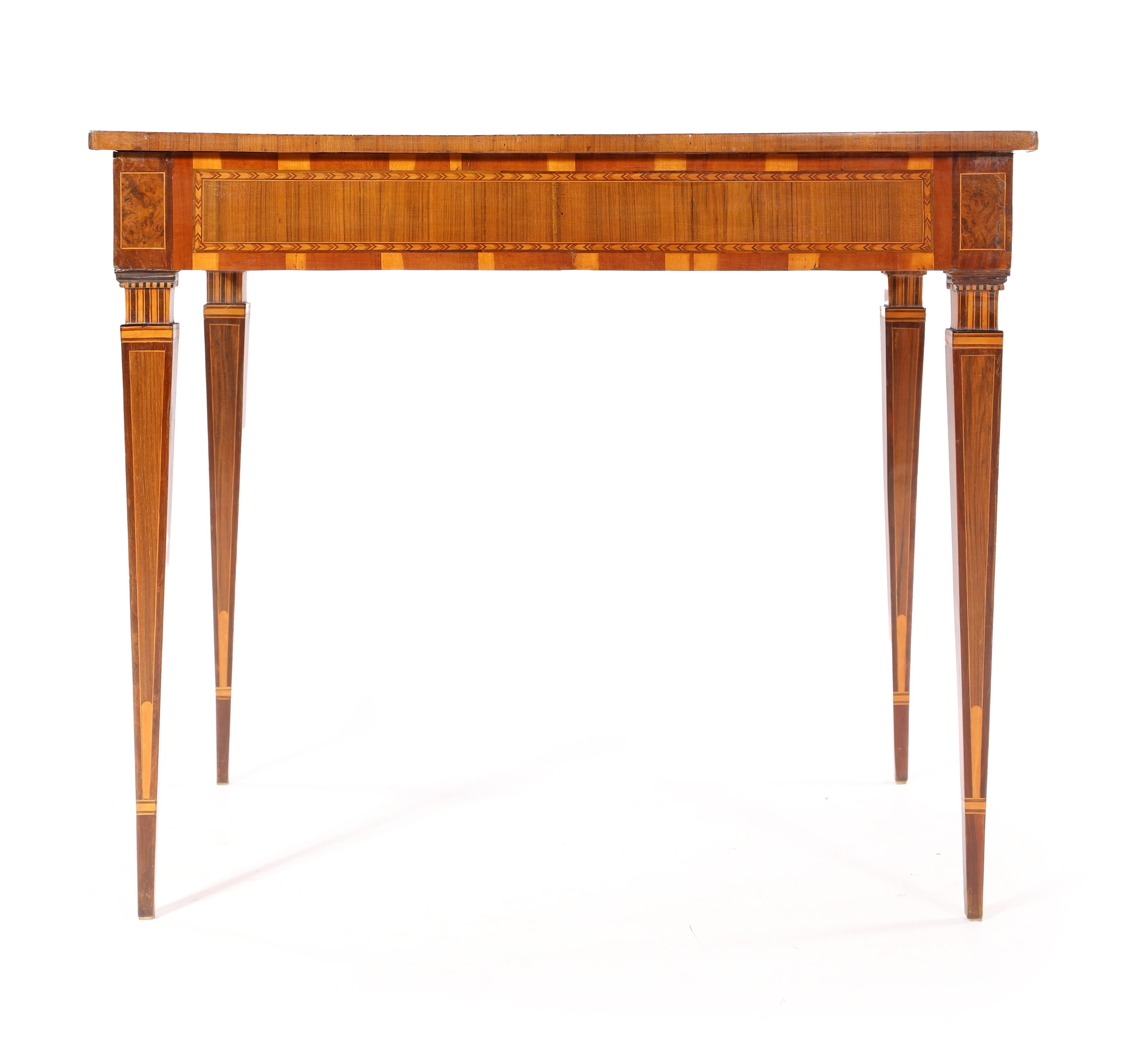 Tavolino Luigi XVI in noce e ciliegio con intarsi in legni di frutto, fine del XVIII secolo