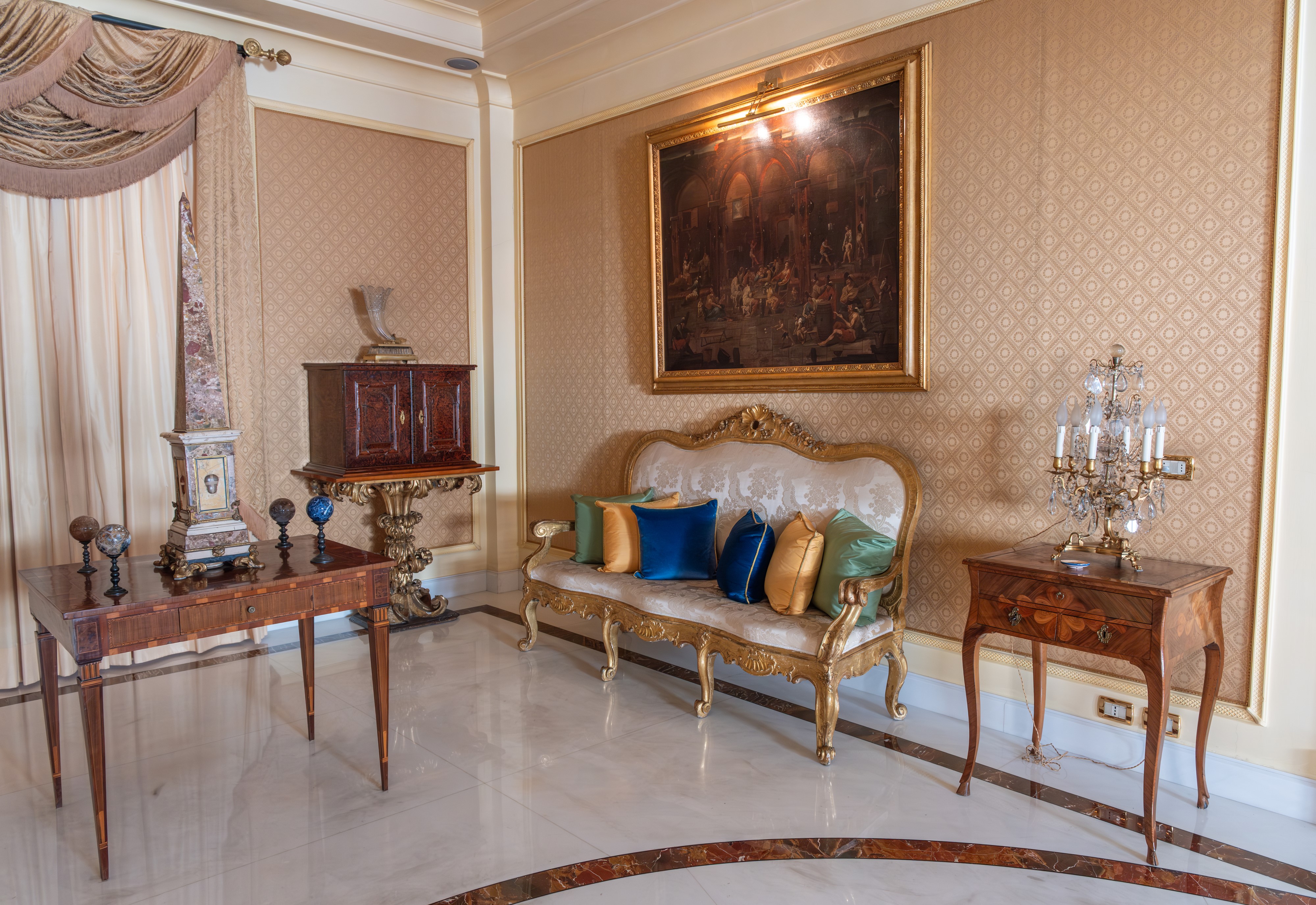 Tavolino Luigi XVI in noce e ciliegio con intarsi in legni di frutto, fine del XVIII secolo