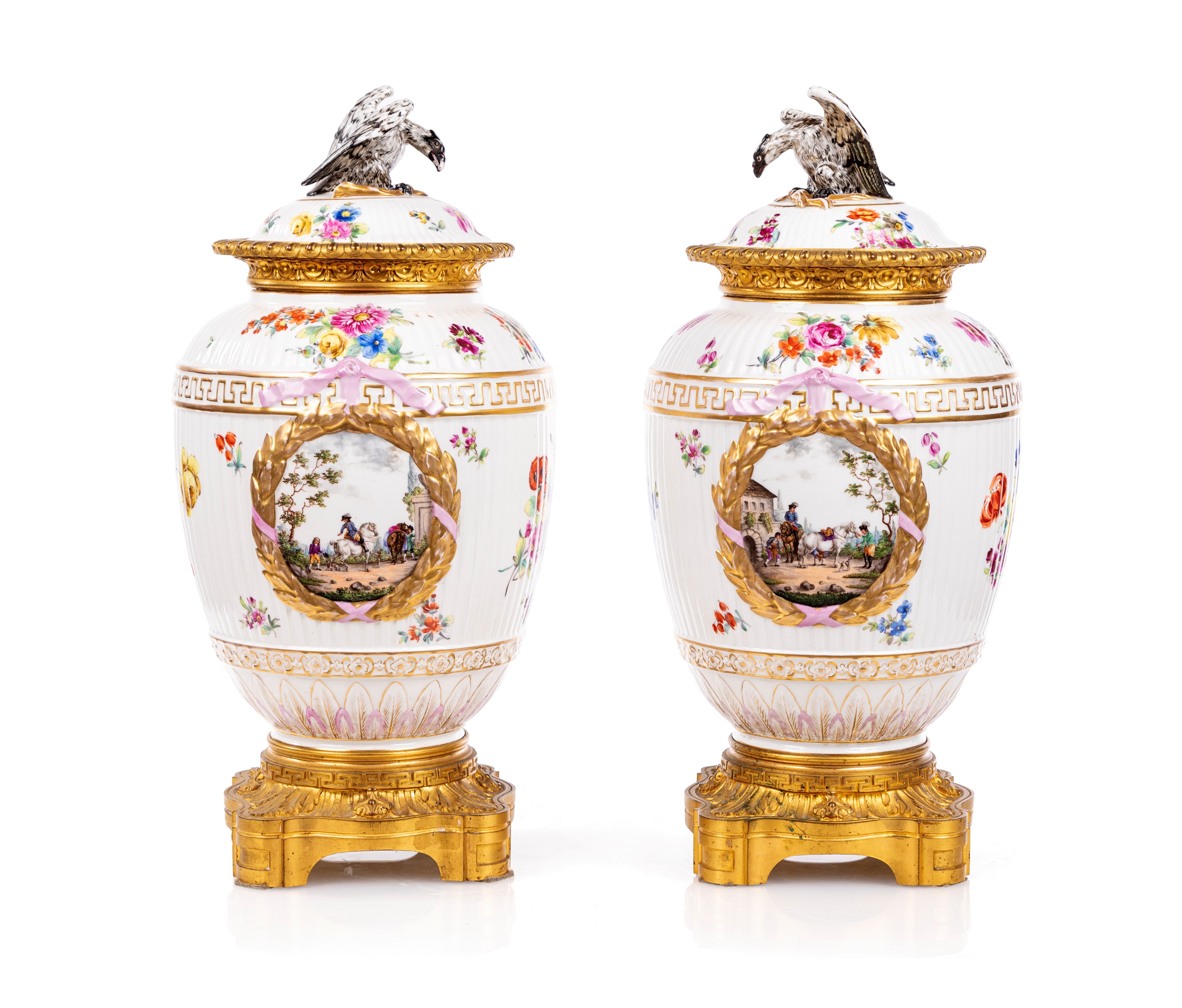 Coppia di vasi con coperchio in porcellana bianca con fiori policromi e bronzo dorato, Germania, ...