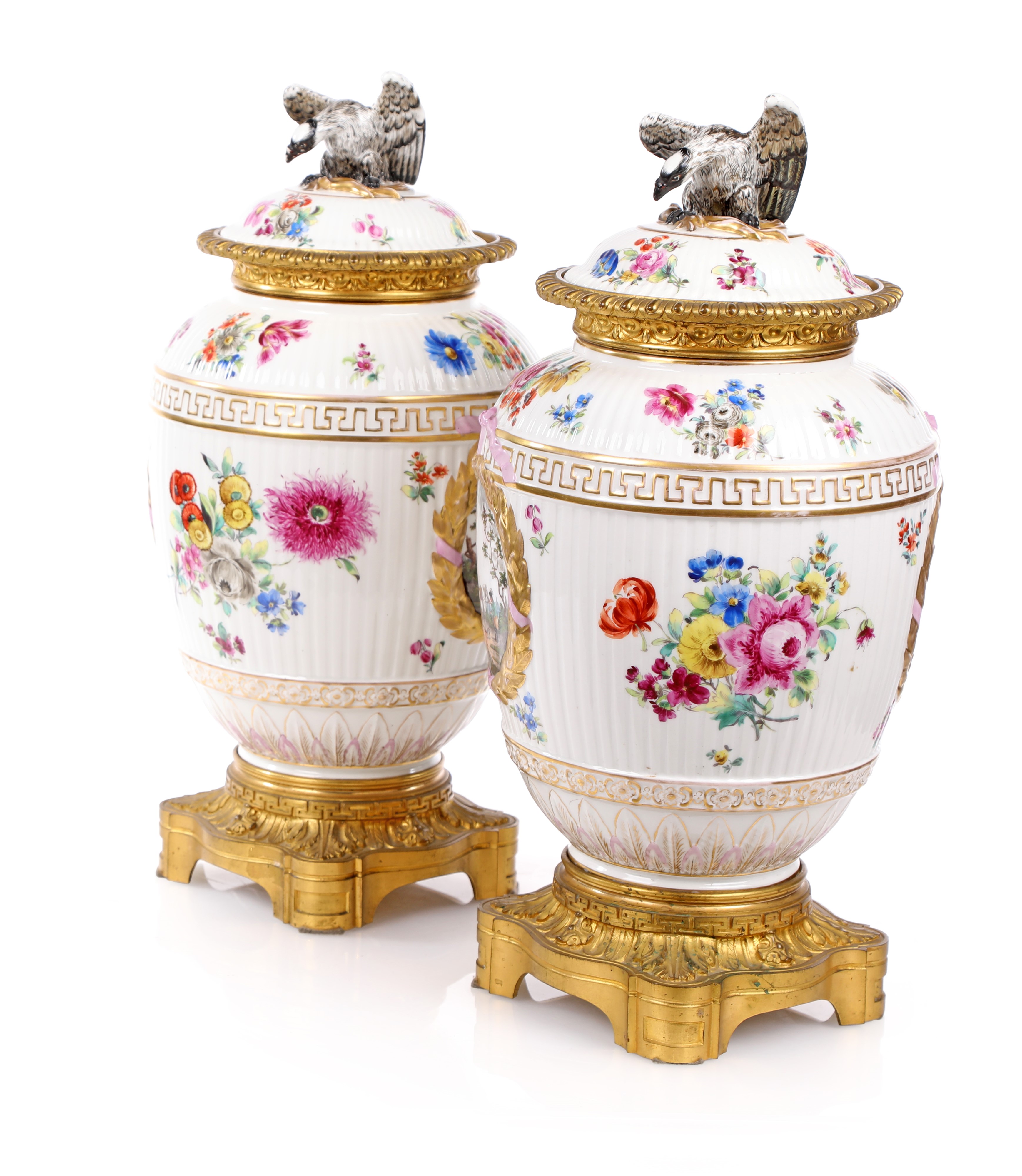 Coppia di vasi con coperchio in porcellana bianca con fiori policromi e bronzo dorato, Germania, ...