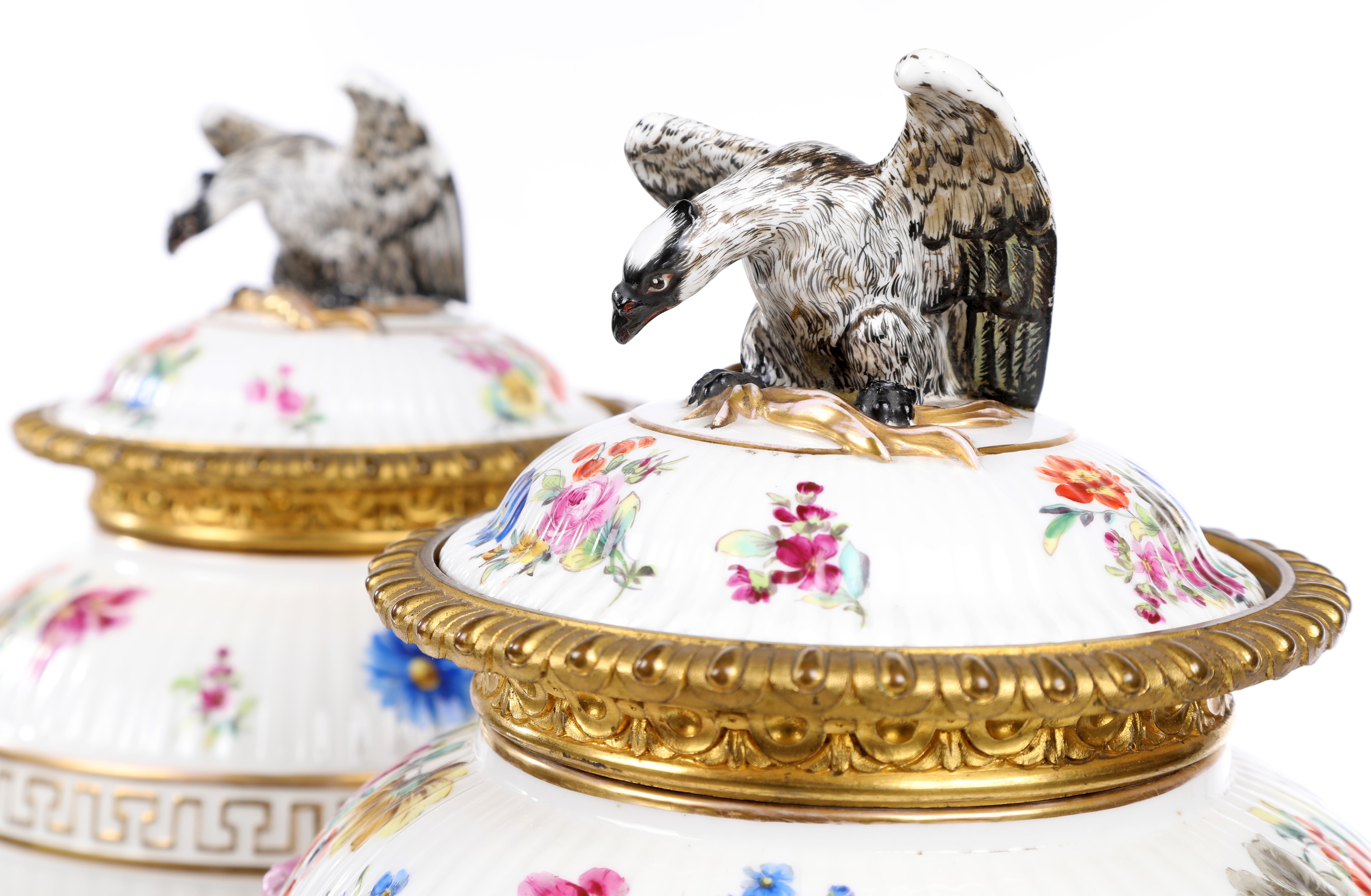 Coppia di vasi con coperchio in porcellana bianca con fiori policromi e bronzo dorato, Germania, ...