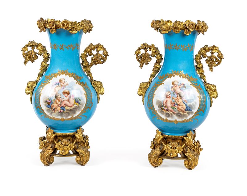 Coppia di vasi in porcellana di Sèvres e bronzo dorato, Francia, prima metà del XIX secolo