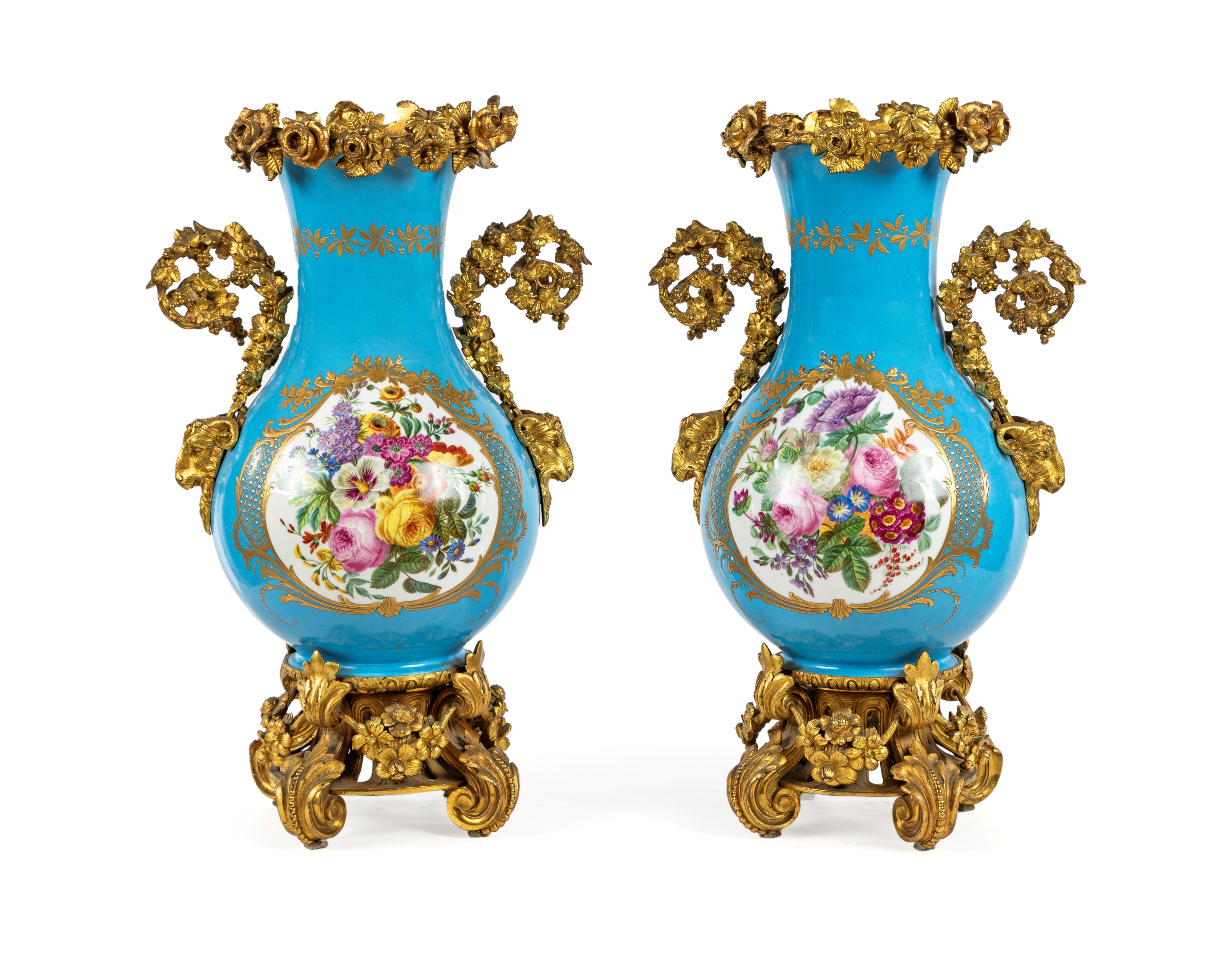 Coppia di vasi in porcellana di Sèvres e bronzo dorato, Francia, prima metà del XIX secolo