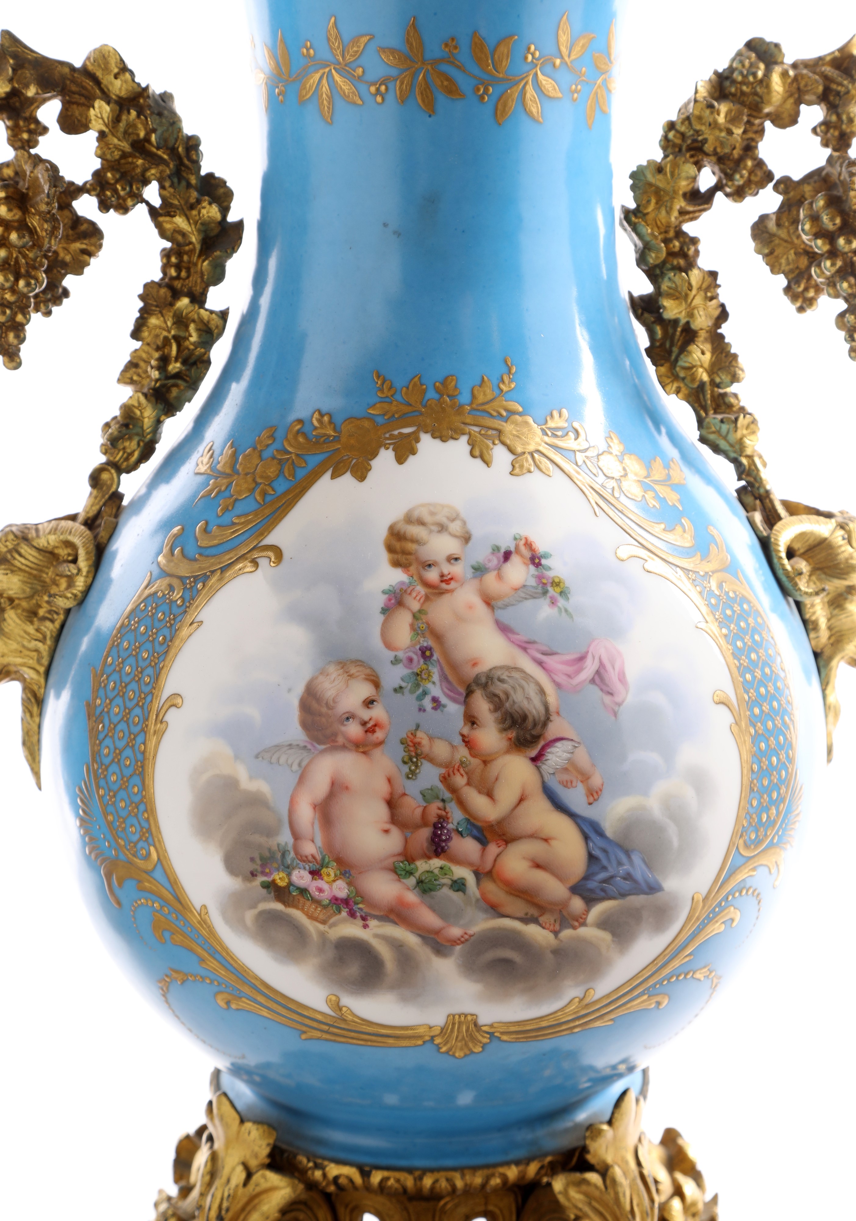 Coppia di vasi in porcellana di Sèvres e bronzo dorato, Francia, prima metà del XIX secolo