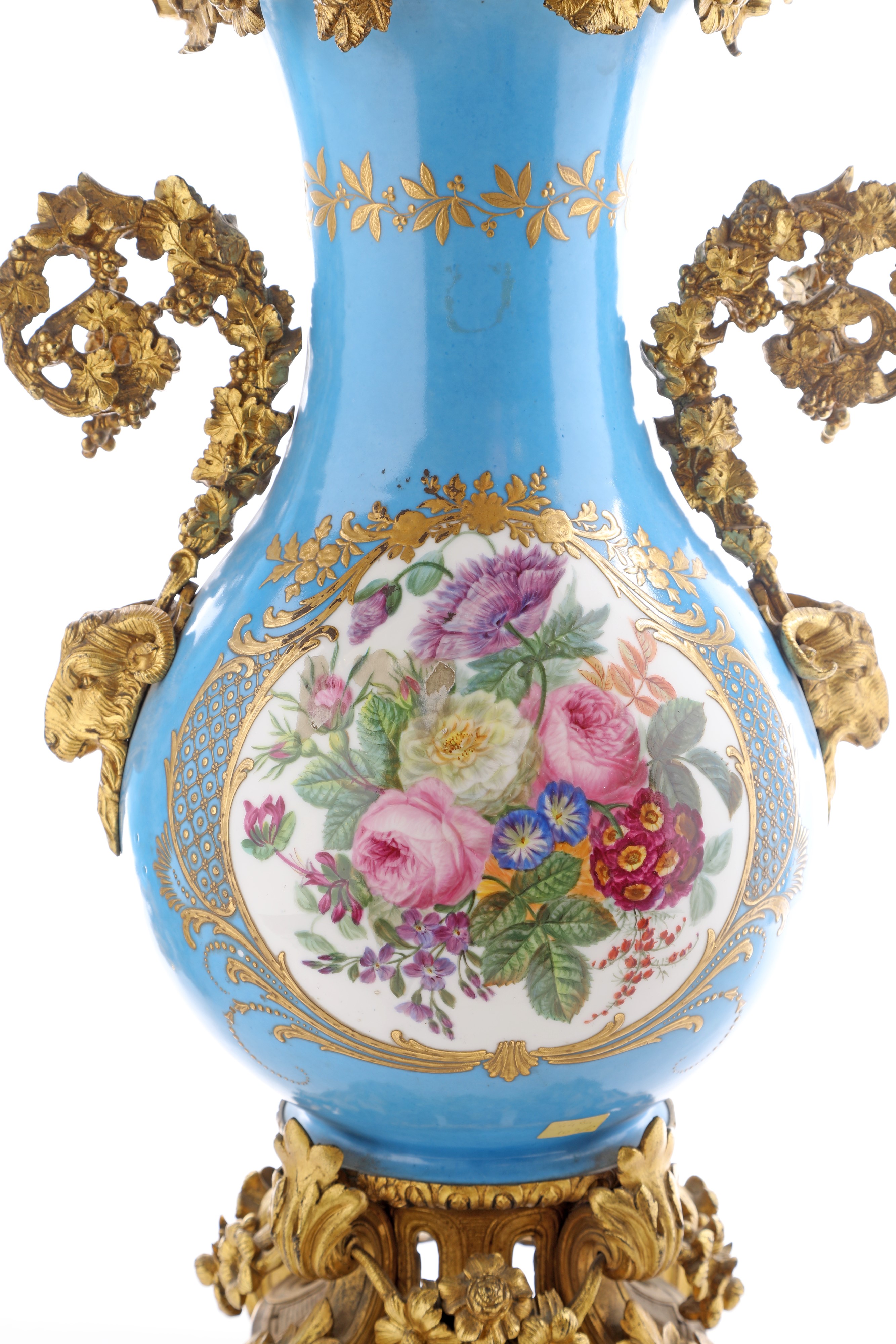 Coppia di vasi in porcellana di Sèvres e bronzo dorato, Francia, prima metà del XIX secolo