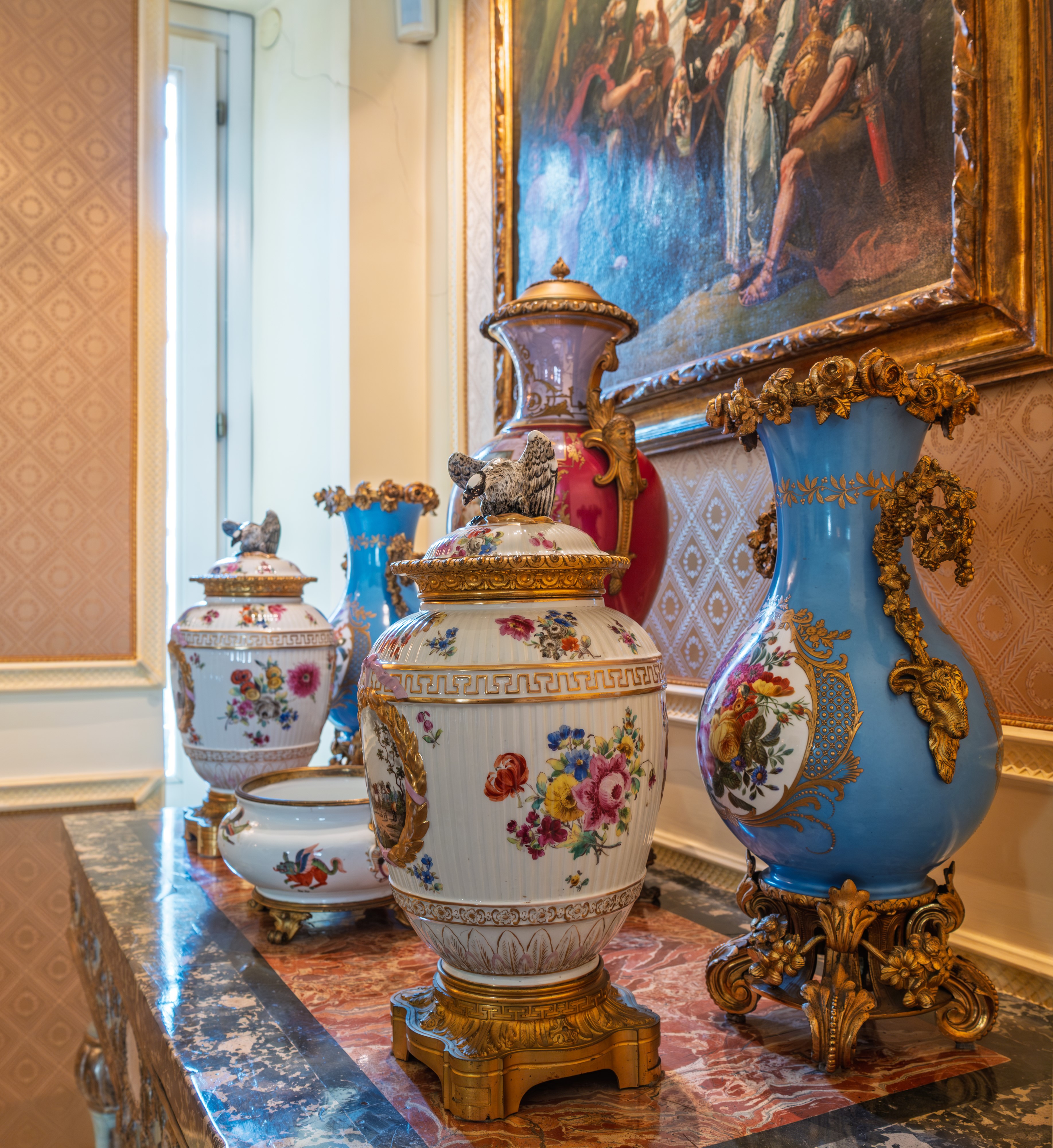 Coppia di vasi in porcellana di Sèvres e bronzo dorato, Francia, prima metà del XIX secolo