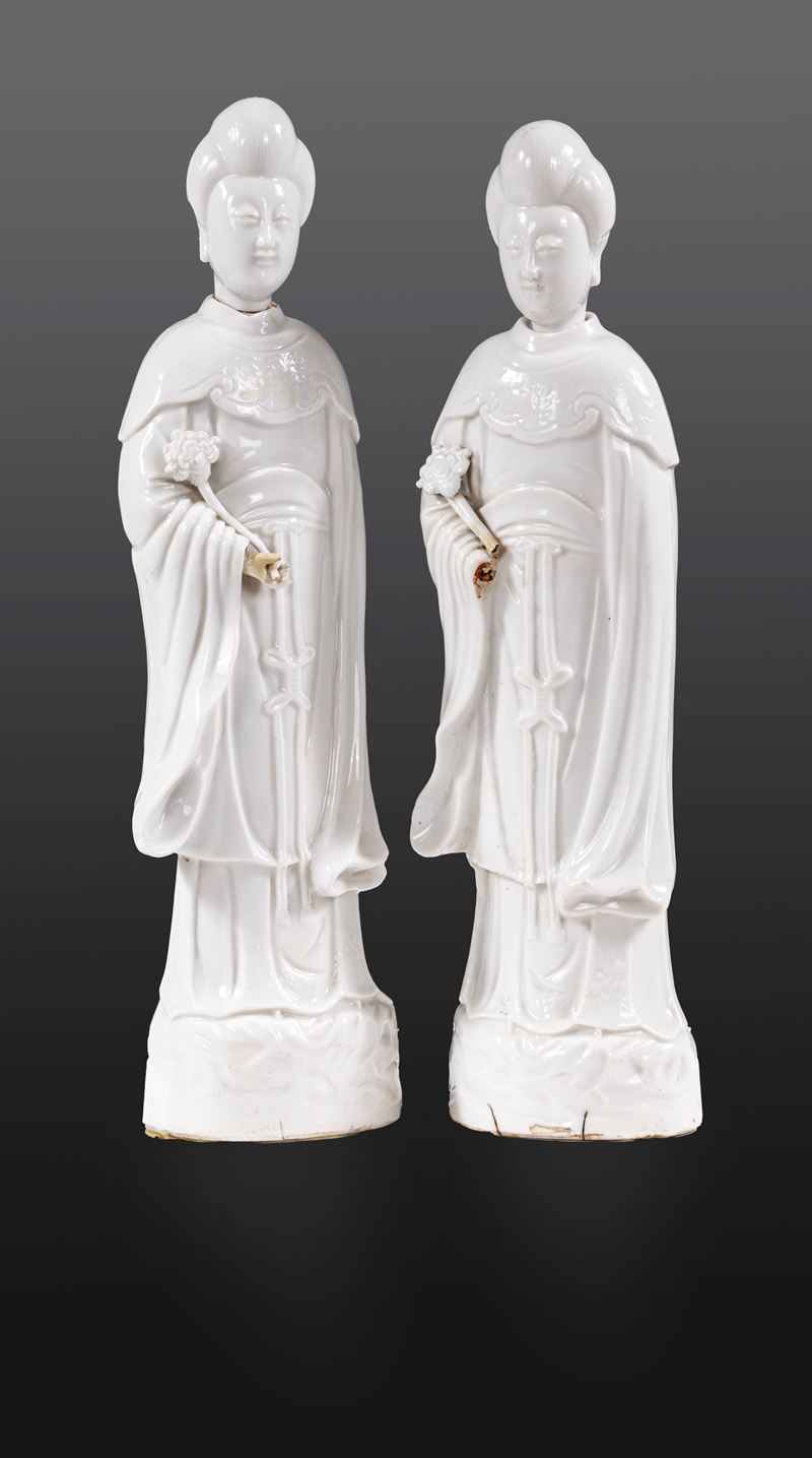 Due figure di Guanyin in porcellana blanc de Chine, Dehua, dinastia Qing, epoca Kangxi, XVIII sec...