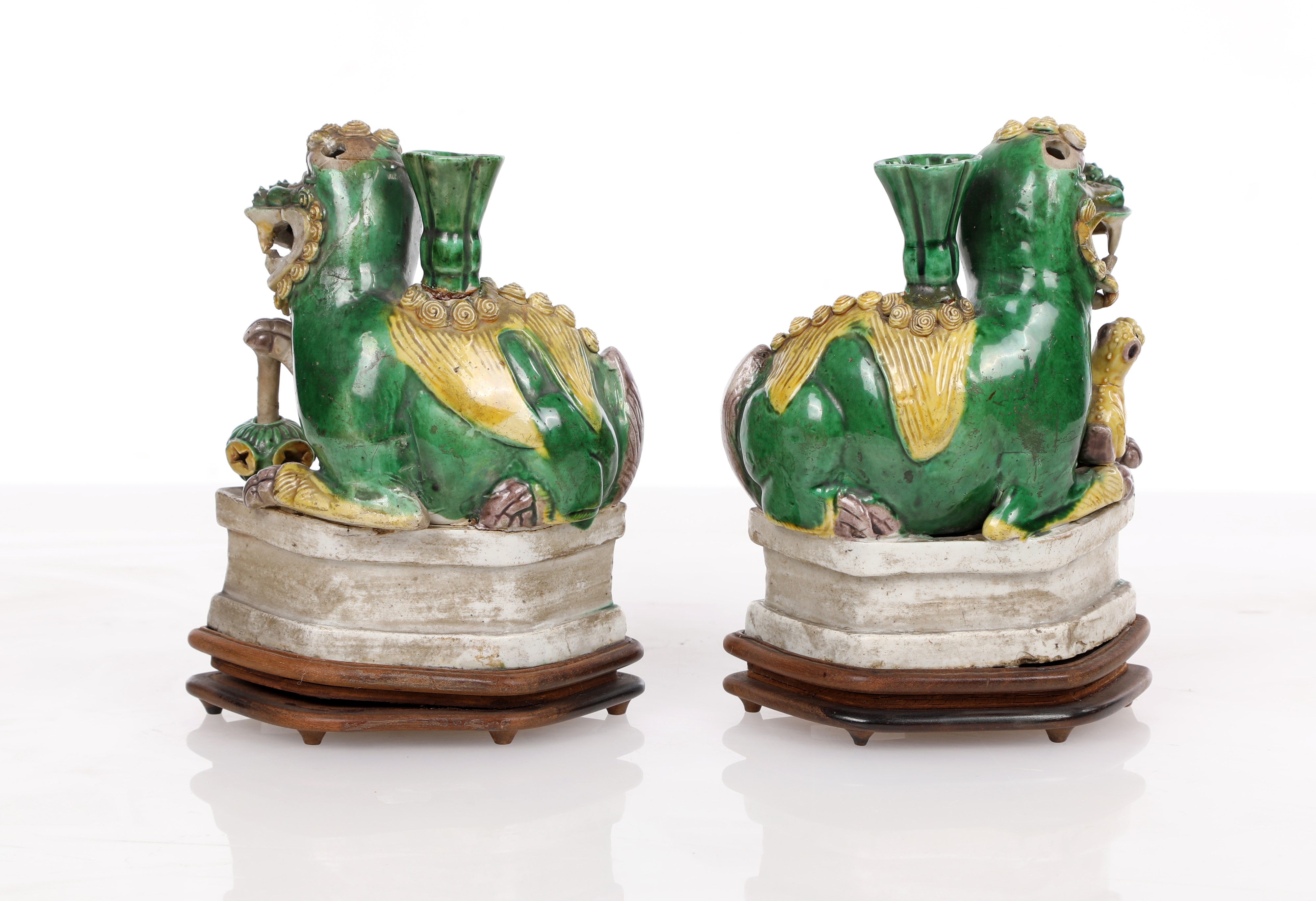 Coppia di cani di Pho porta incenso realizzati in gres a smalti Sancai, Cina, dinastia Qing, epoc...