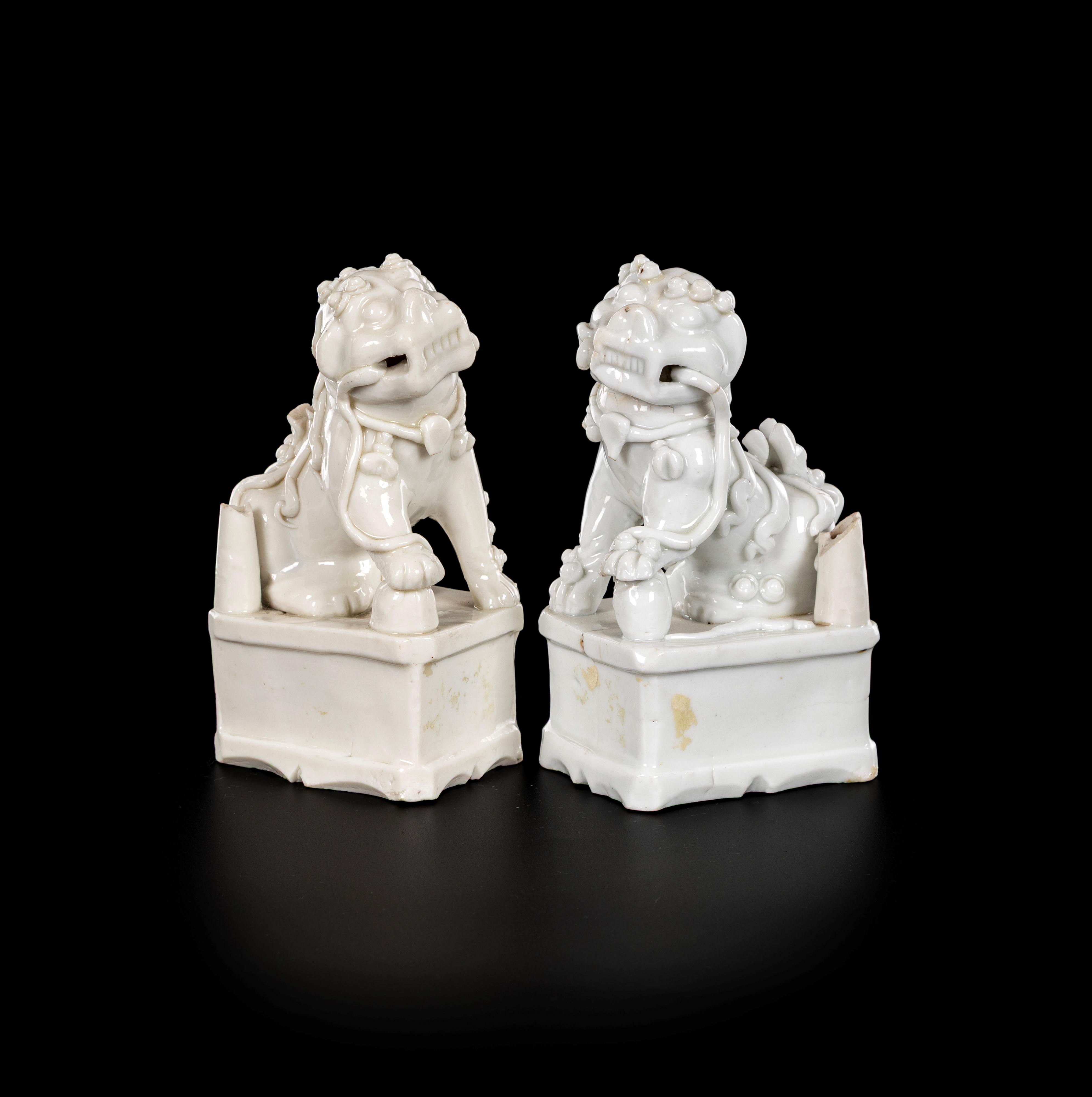 Coppia di cani di Pho in porcellana bianca, Cina, dinastia Qing, XIX secolo