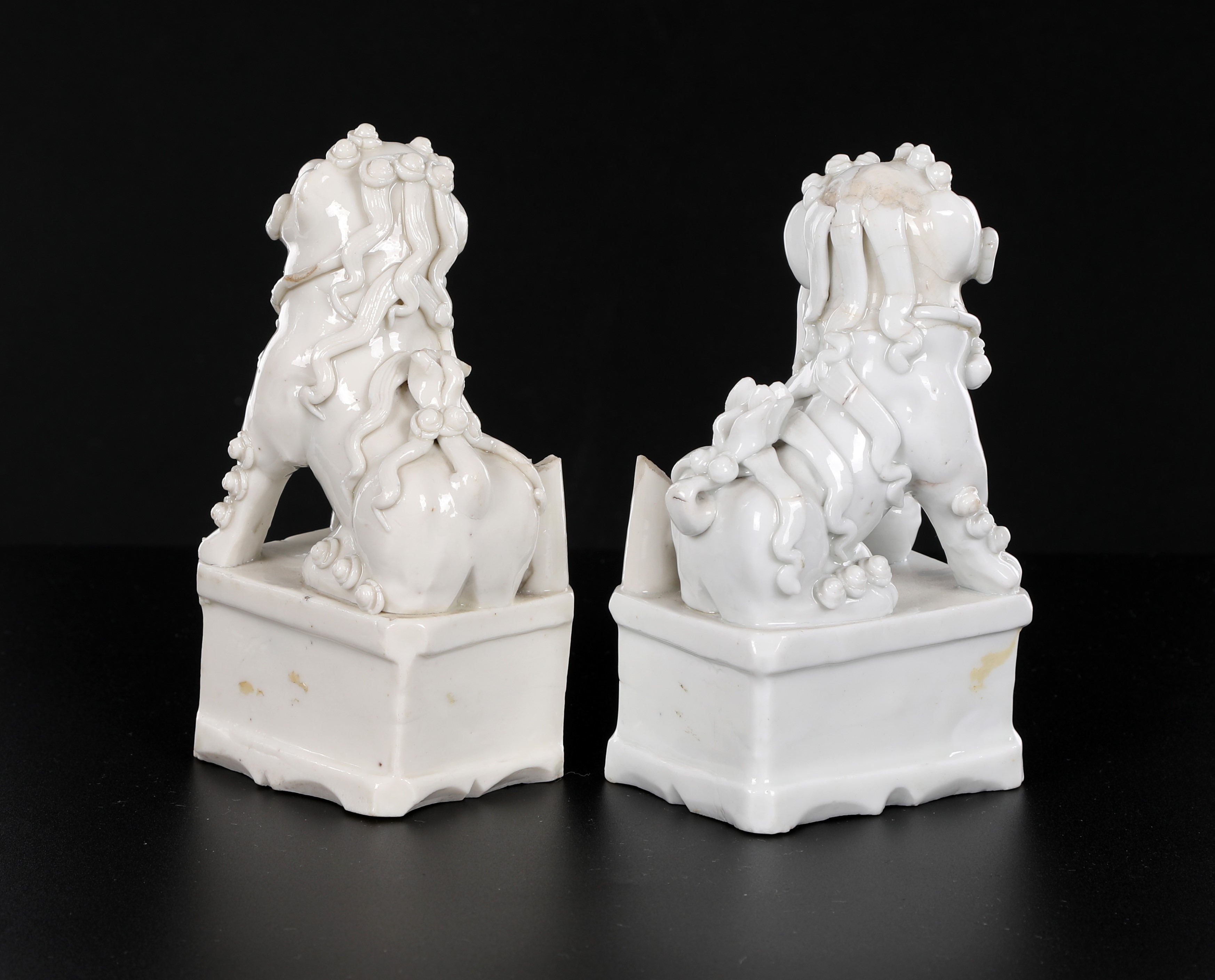 Coppia di cani di Pho in porcellana bianca, Cina, dinastia Qing, XIX secolo