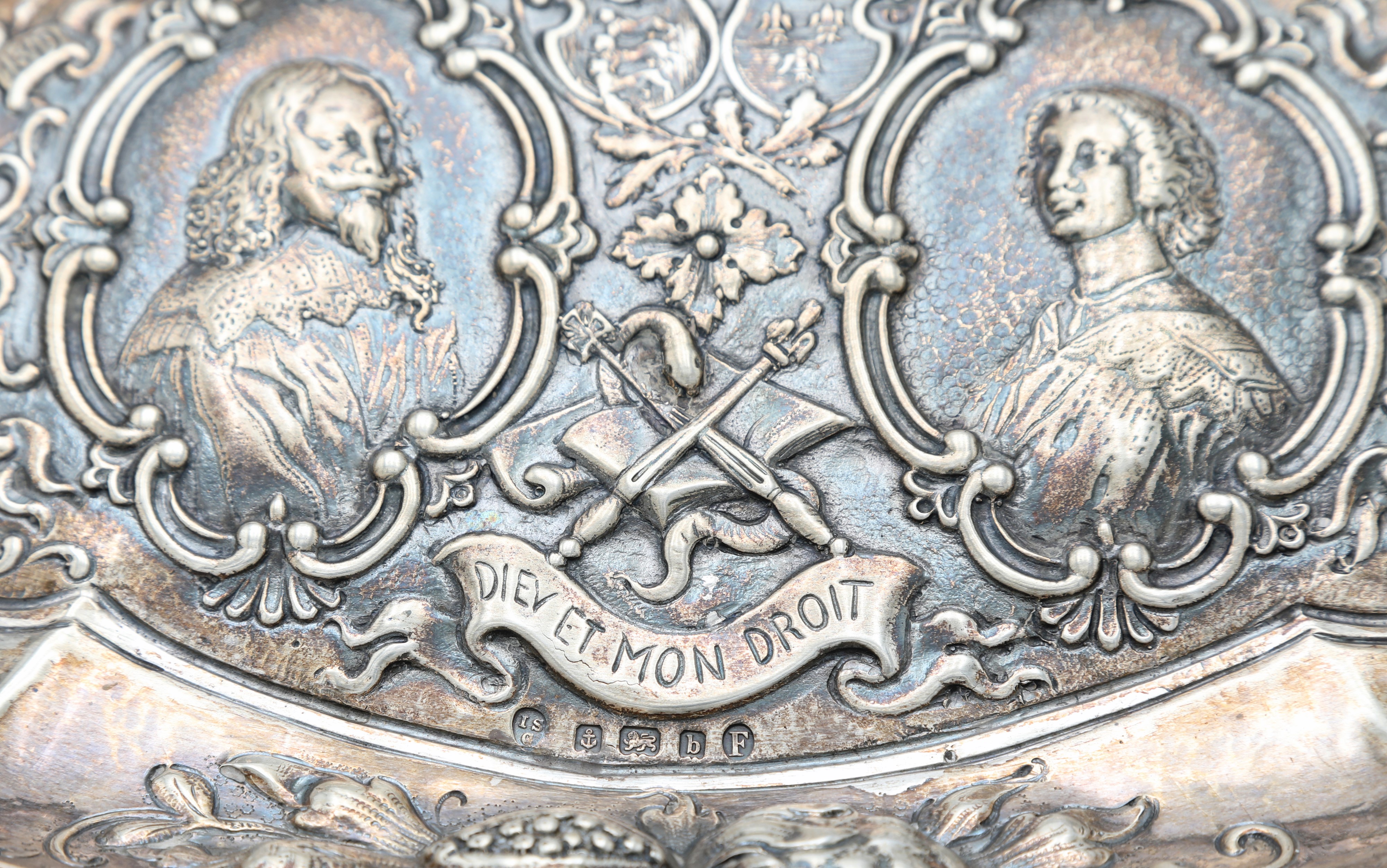 Alzatina ovale in argento sbalzato, Birmingham 1901