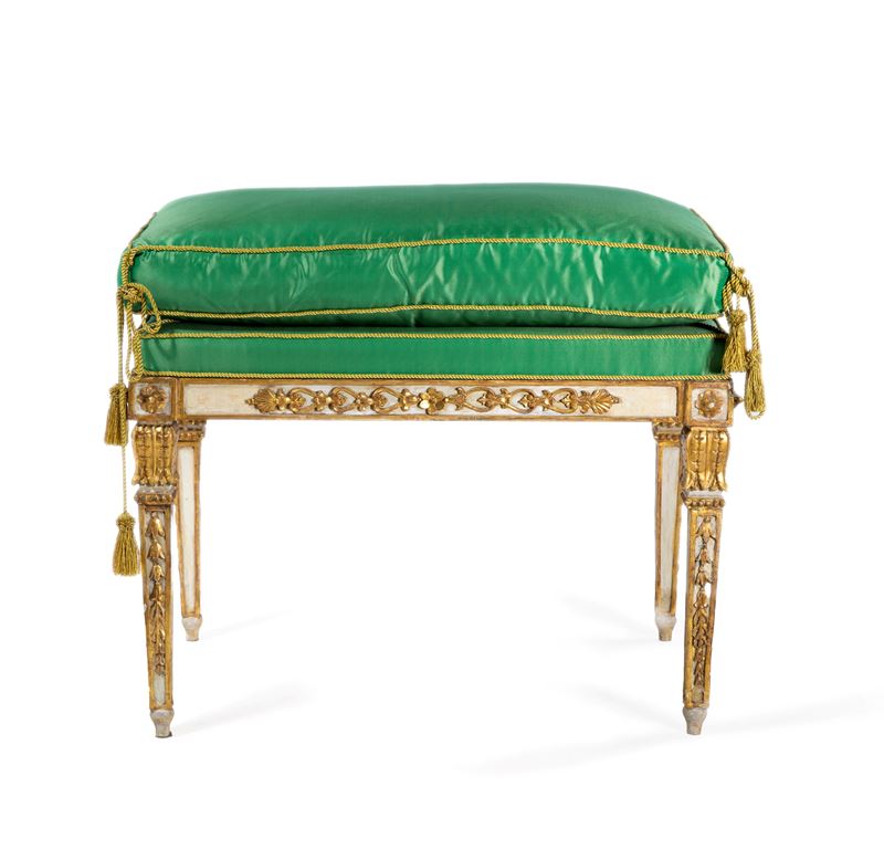 Panchetto Luigi XVI in legno laccato bianco e oro, fine del XVIII secolo