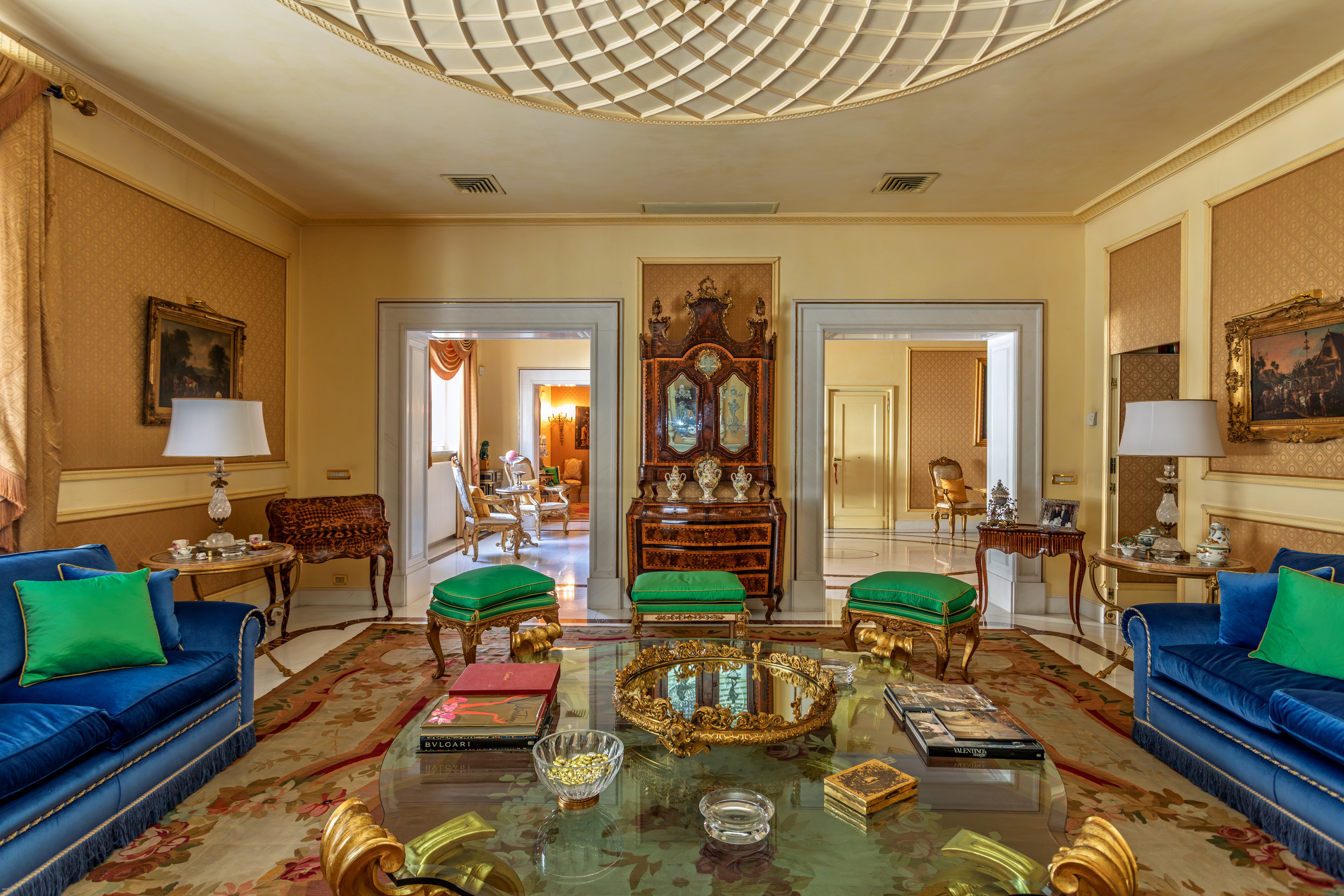 Panchetto Luigi XVI in legno laccato bianco e oro, fine del XVIII secolo