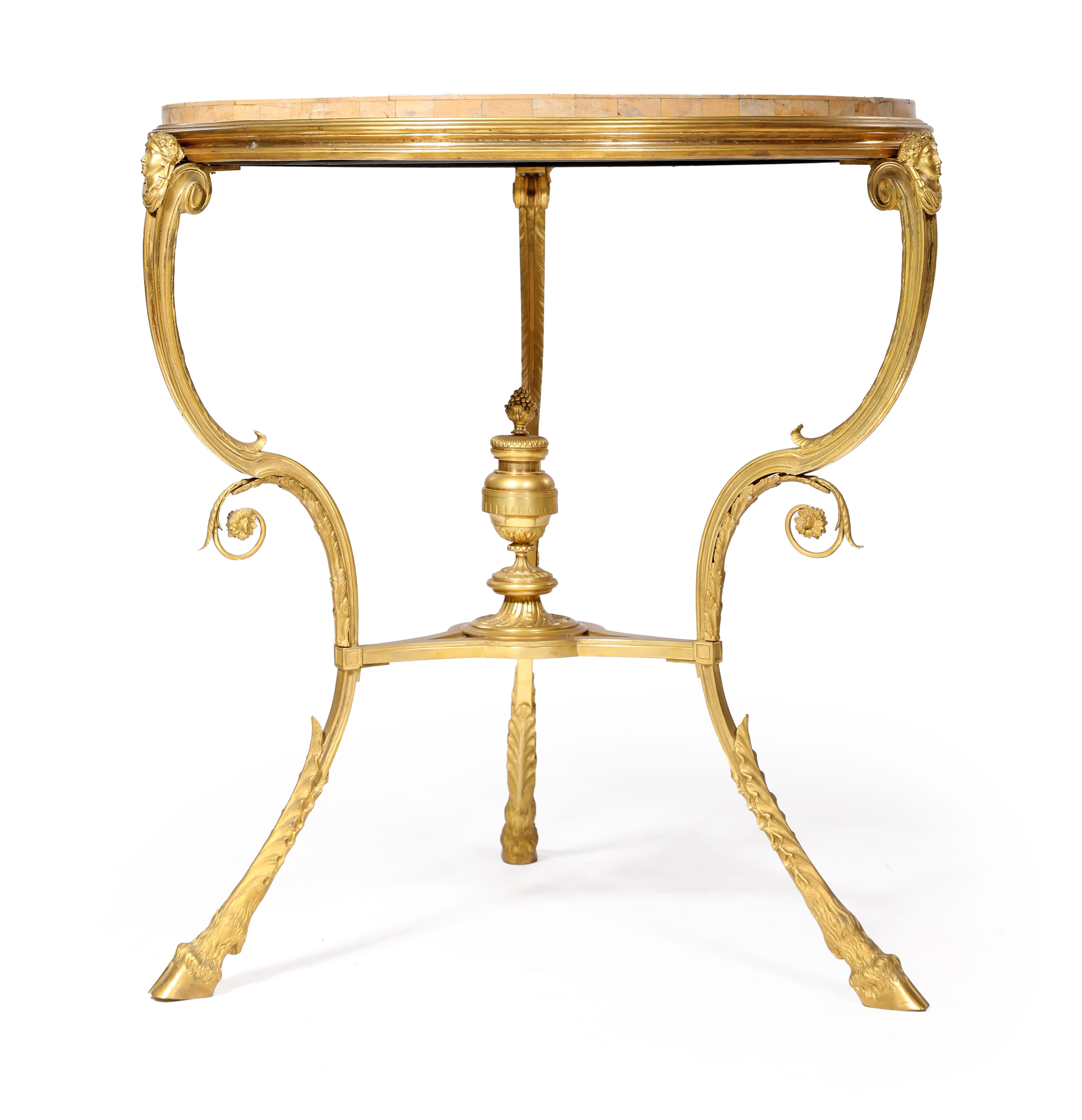 Coppia di tavolini in bronzo dorato con piano circolare in commesso geometrico di marmi rari, ope...