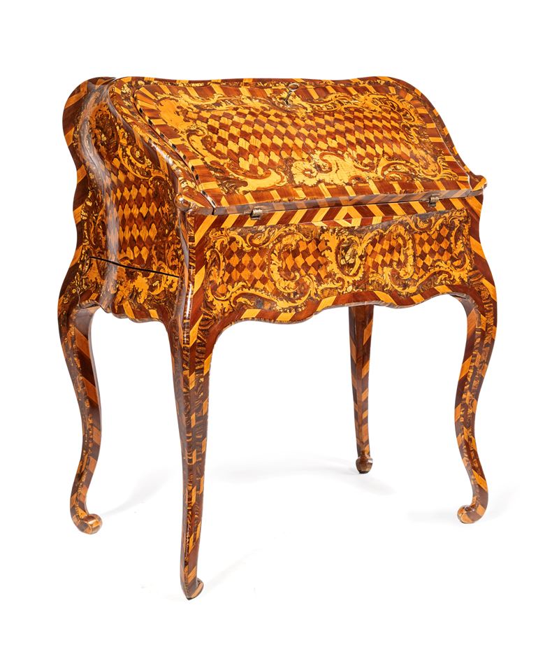 Bureau "dos d'âne" intarsiato in legni pregiati con inserti pietrificati, Piemonte, metà del XVII...