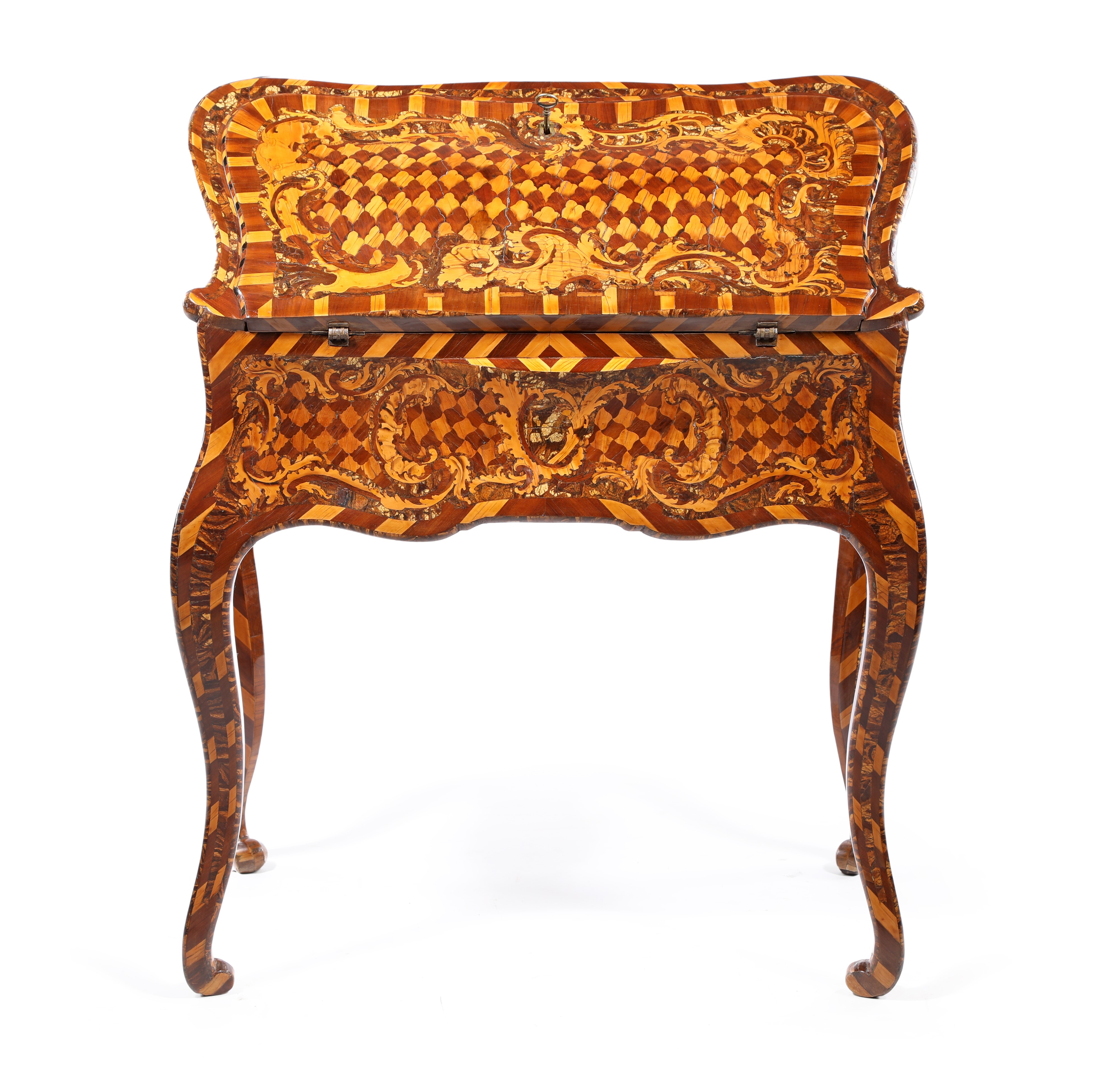 Bureau "dos d'âne" intarsiato in legni pregiati con inserti pietrificati, Piemonte, metà del XVII...