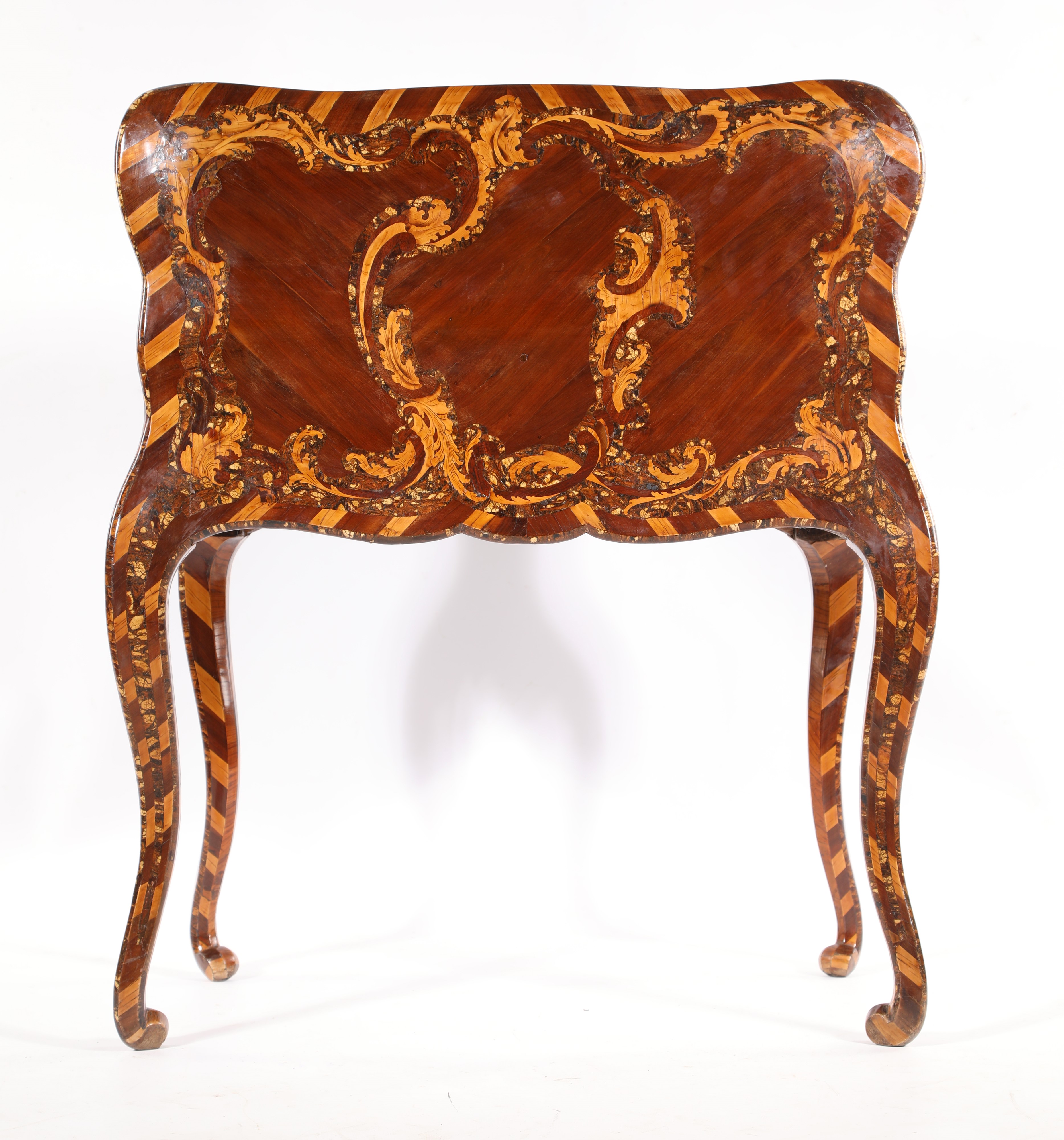 Bureau "dos d'âne" intarsiato in legni pregiati con inserti pietrificati, Piemonte, metà del XVII...