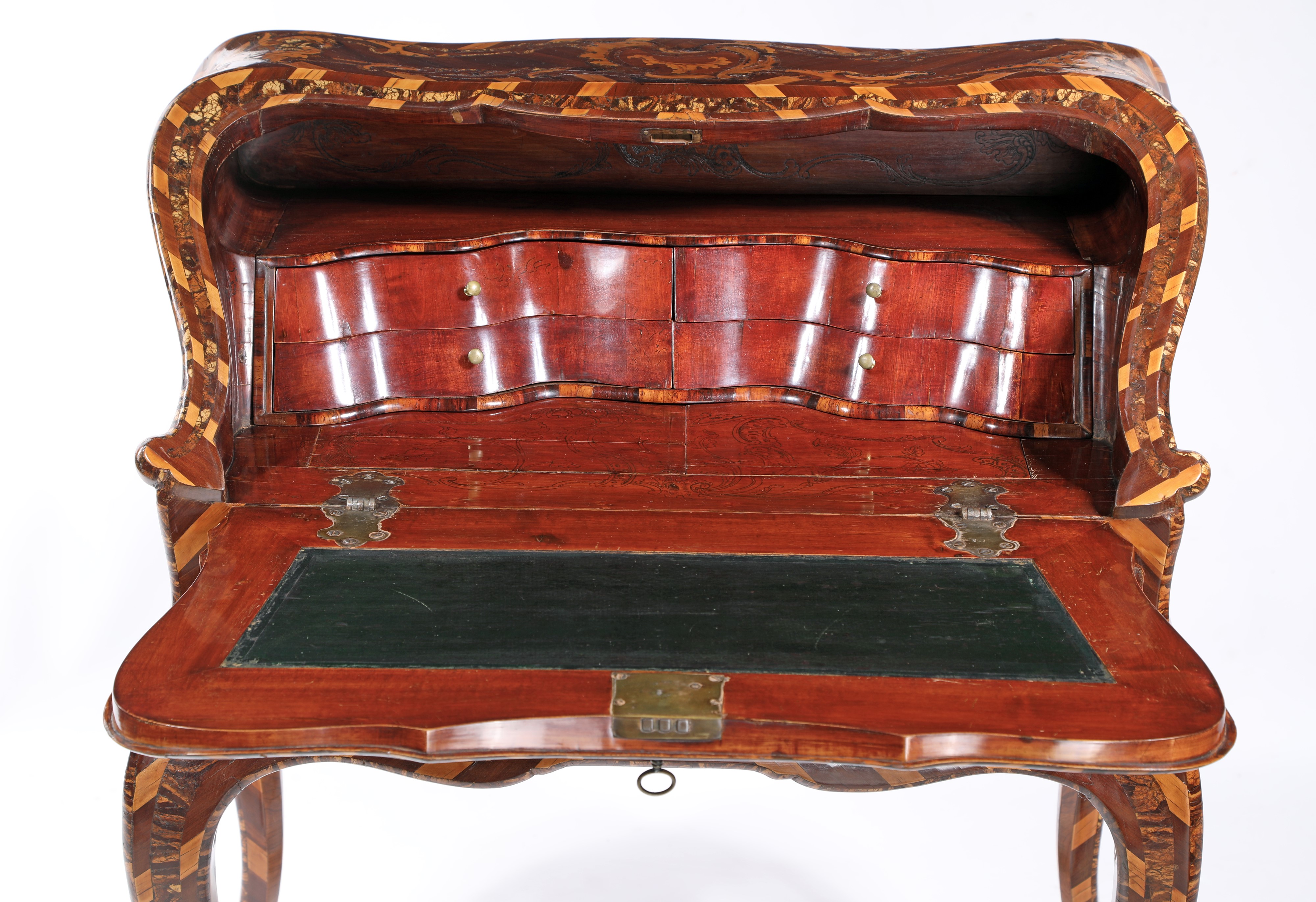 Bureau "dos d'âne" intarsiato in legni pregiati con inserti pietrificati, Piemonte, metà del XVII...