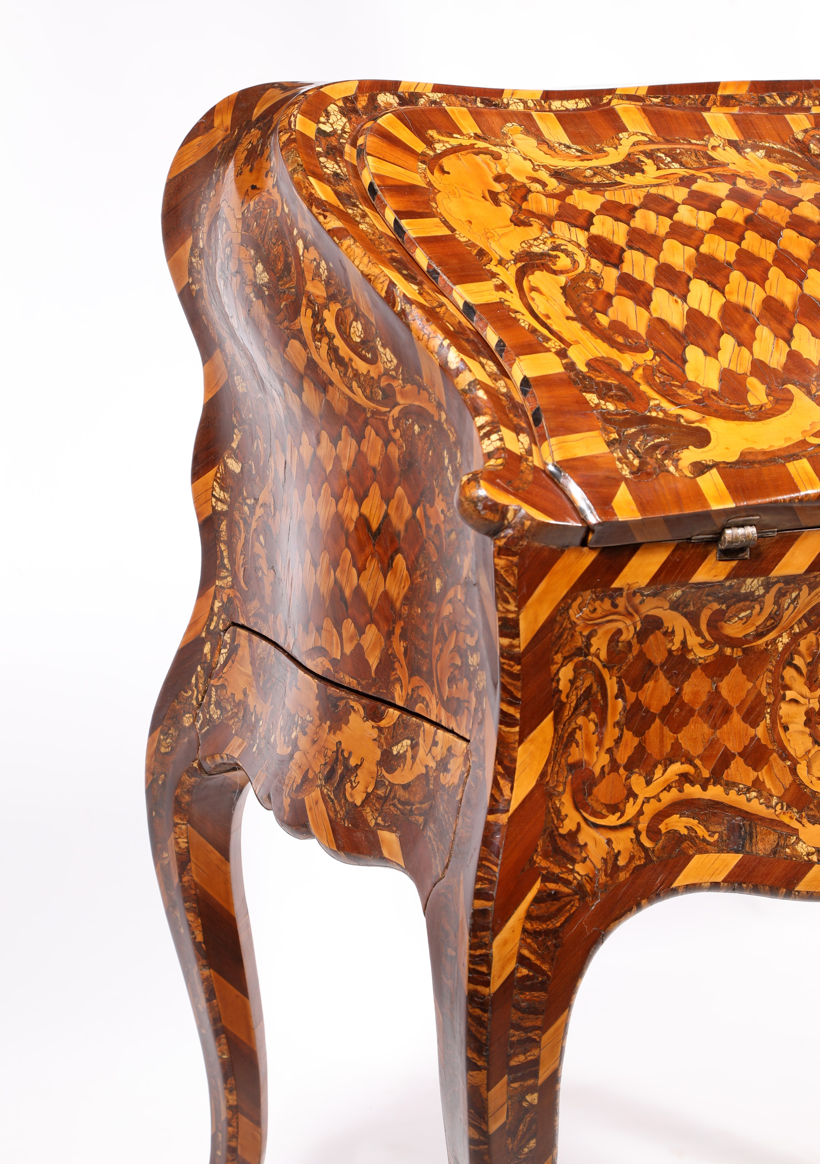 Bureau "dos d'âne" intarsiato in legni pregiati con inserti pietrificati, Piemonte, metà del XVII...