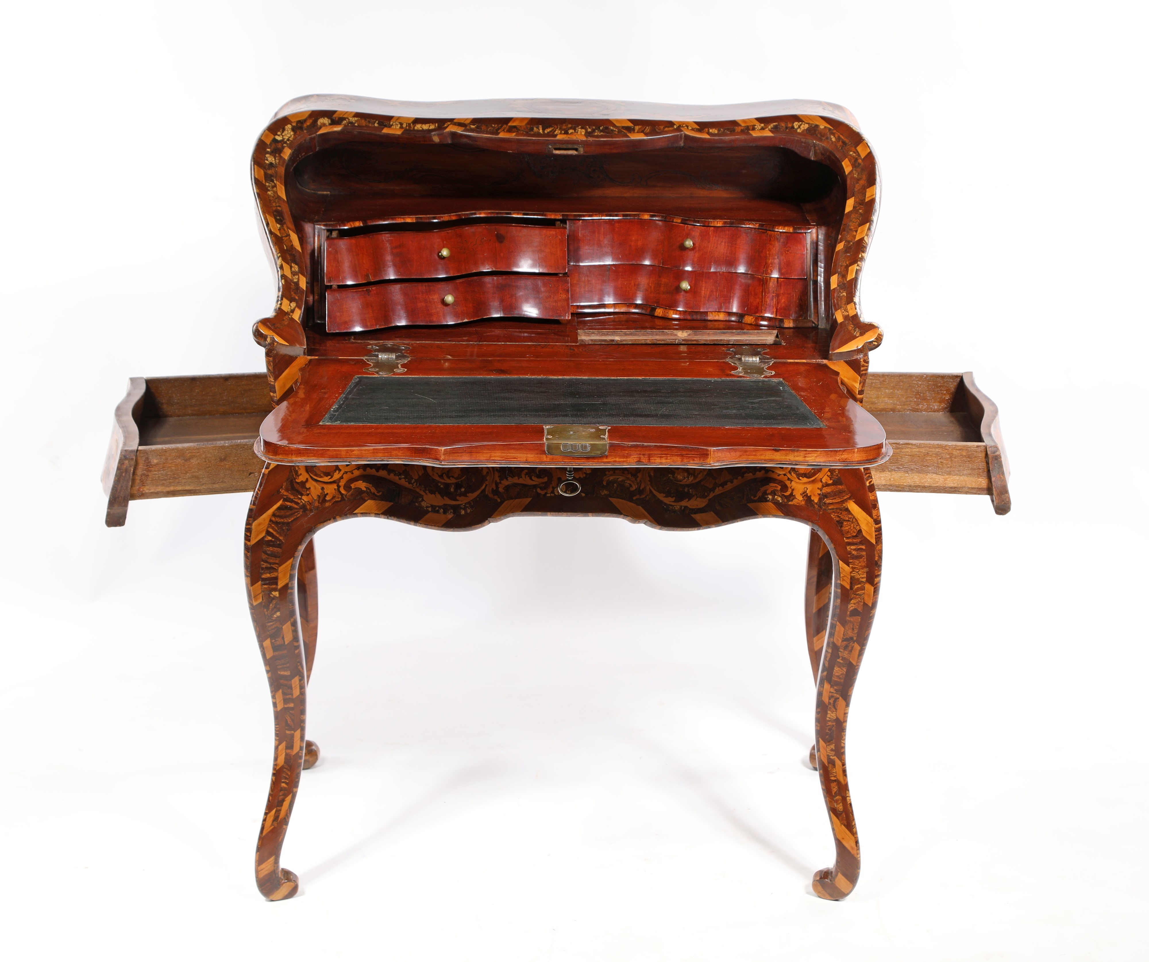 Bureau "dos d'âne" intarsiato in legni pregiati con inserti pietrificati, Piemonte, metà del XVII...
