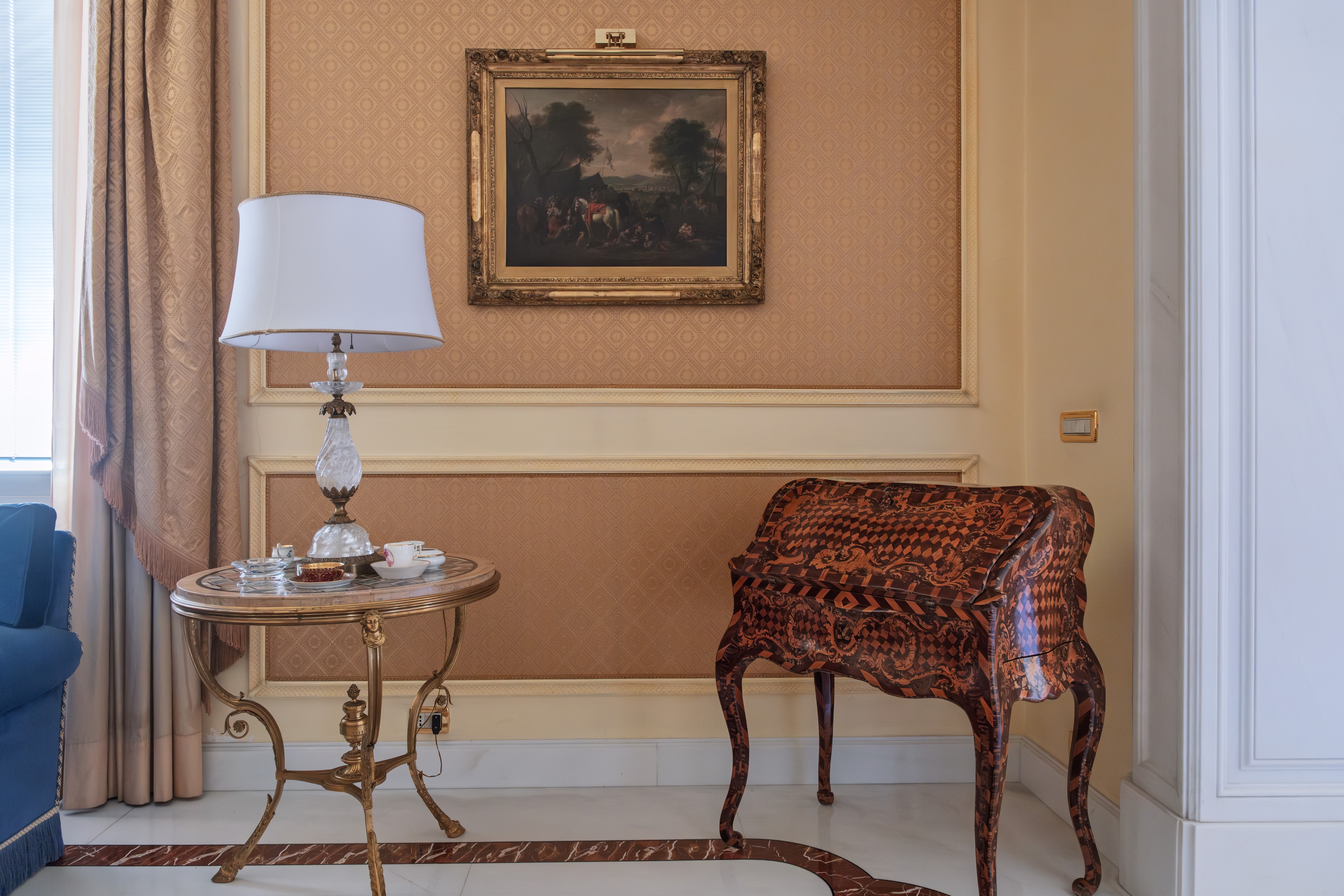 Bureau "dos d'âne" intarsiato in legni pregiati con inserti pietrificati, Piemonte, metà del XVII...