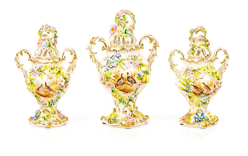 Trittico in porcellana policroma composto da tre vasi, Coalbrookdale (?), Coalport, metà del XIX ...