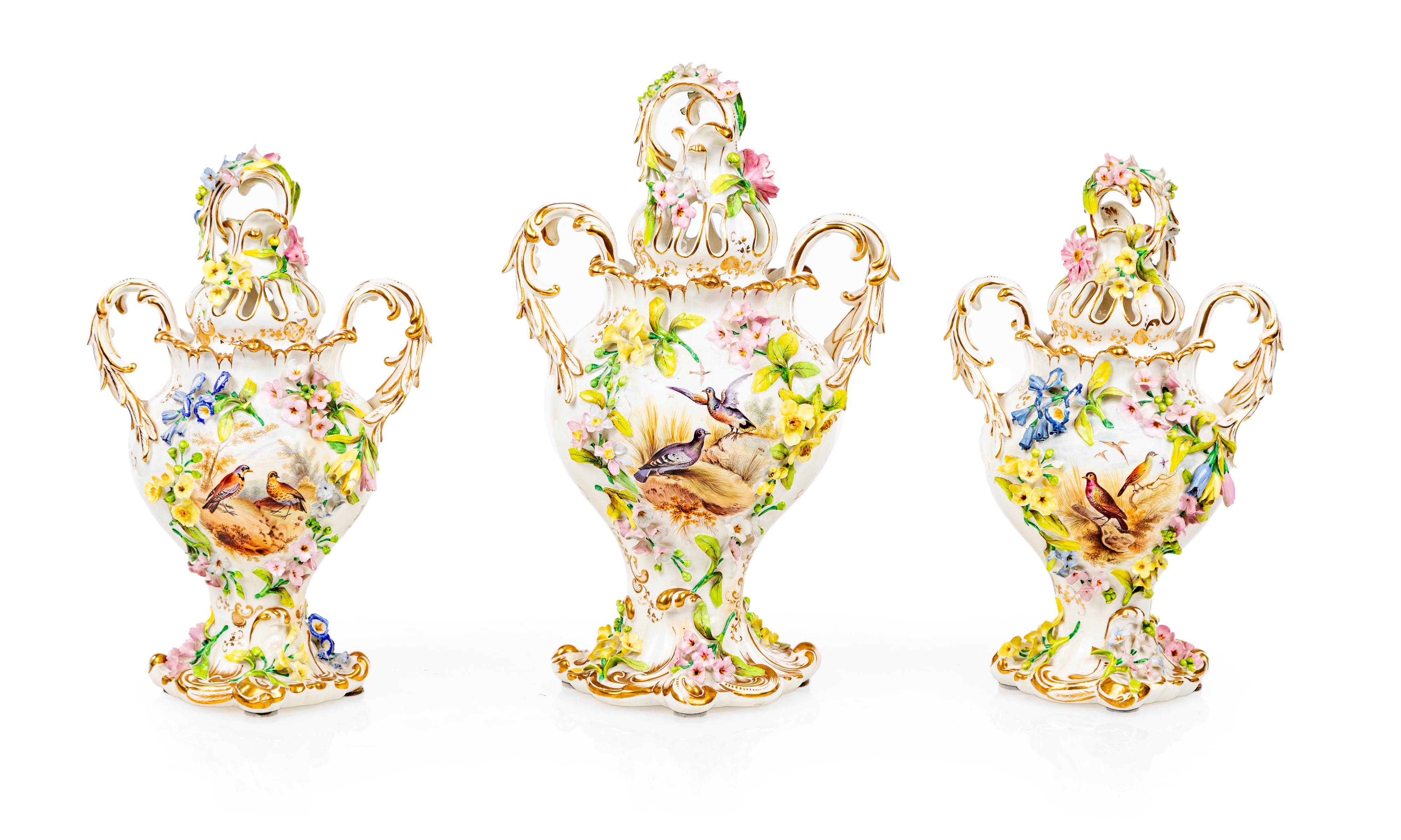 Trittico in porcellana policroma composto da tre vasi, Coalbrookdale (?), Coalport, metà del XIX ...