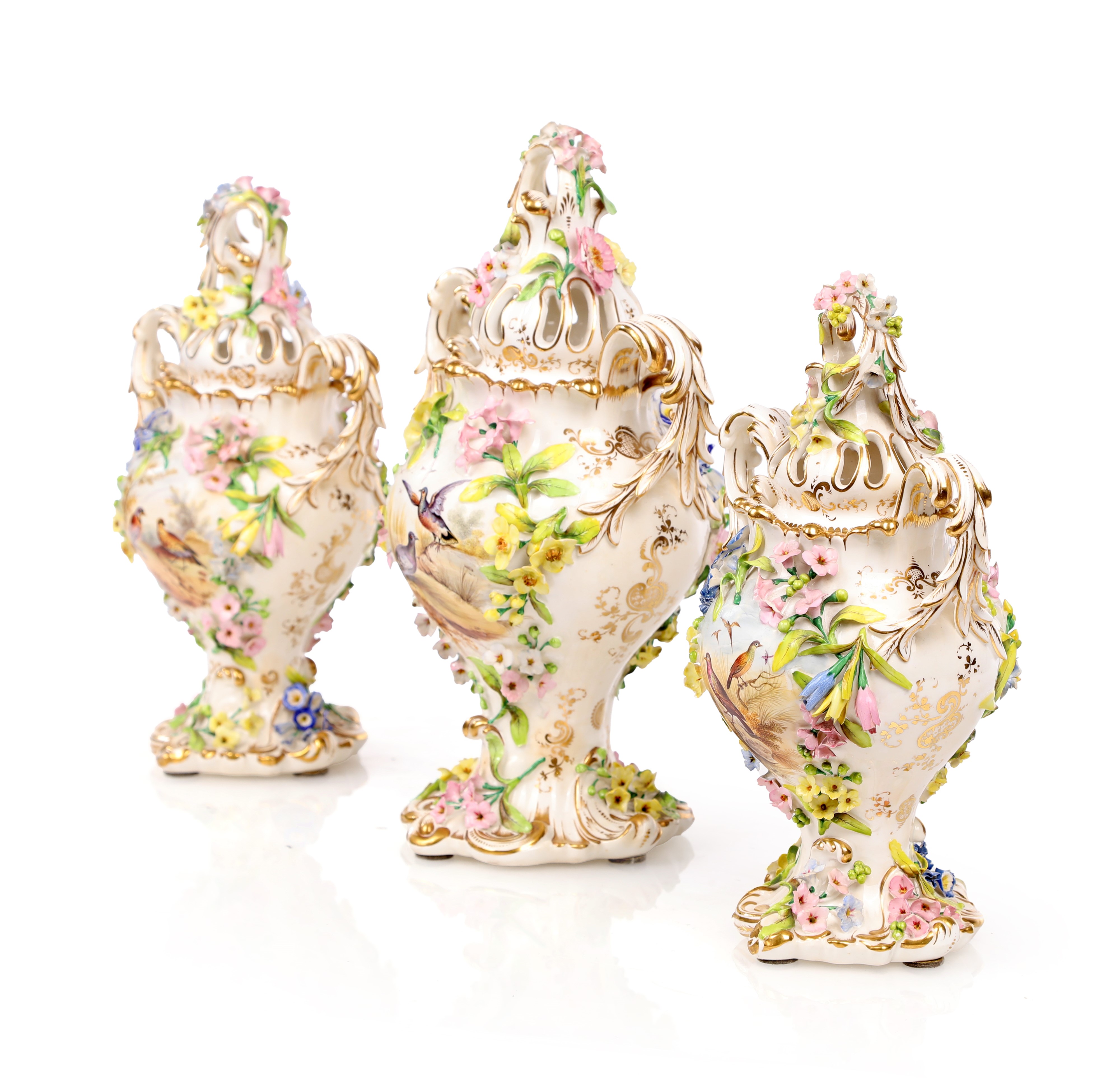 Trittico in porcellana policroma composto da tre vasi, Coalbrookdale (?), Coalport, metà del XIX ...