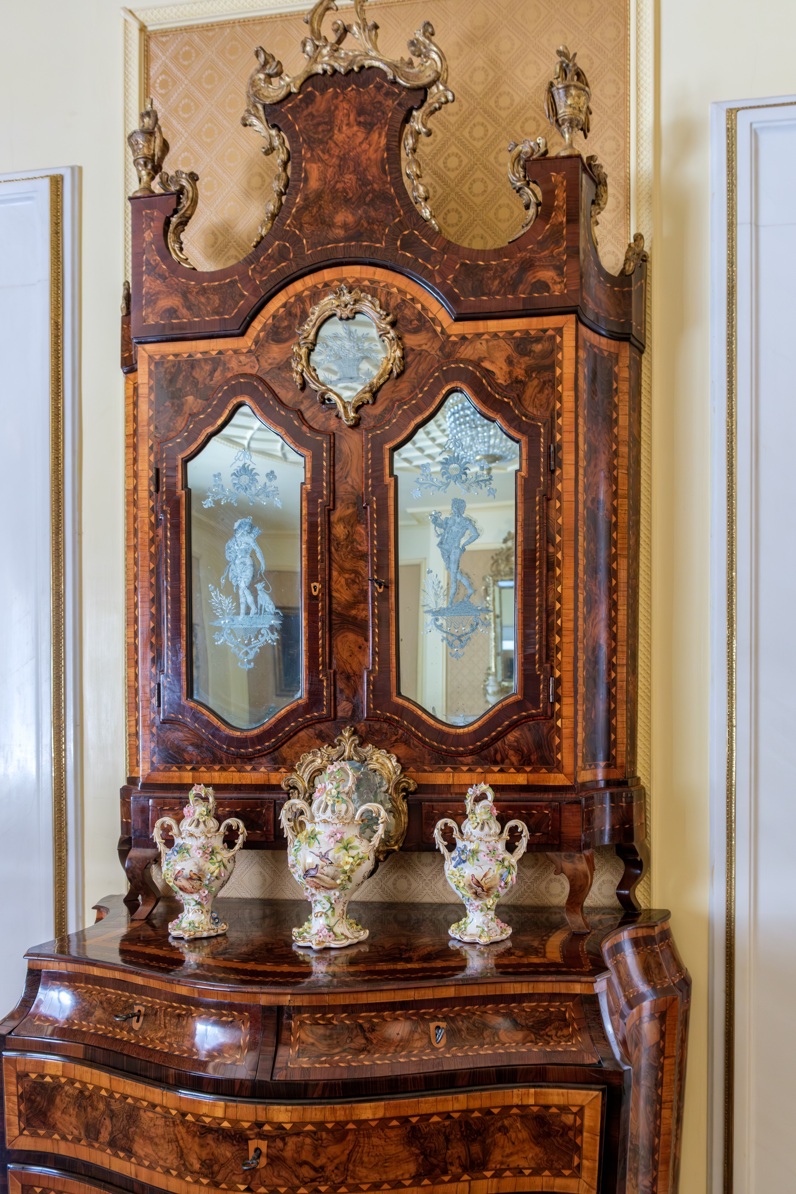 Trittico in porcellana policroma composto da tre vasi, Coalbrookdale (?), Coalport, metà del XIX ...