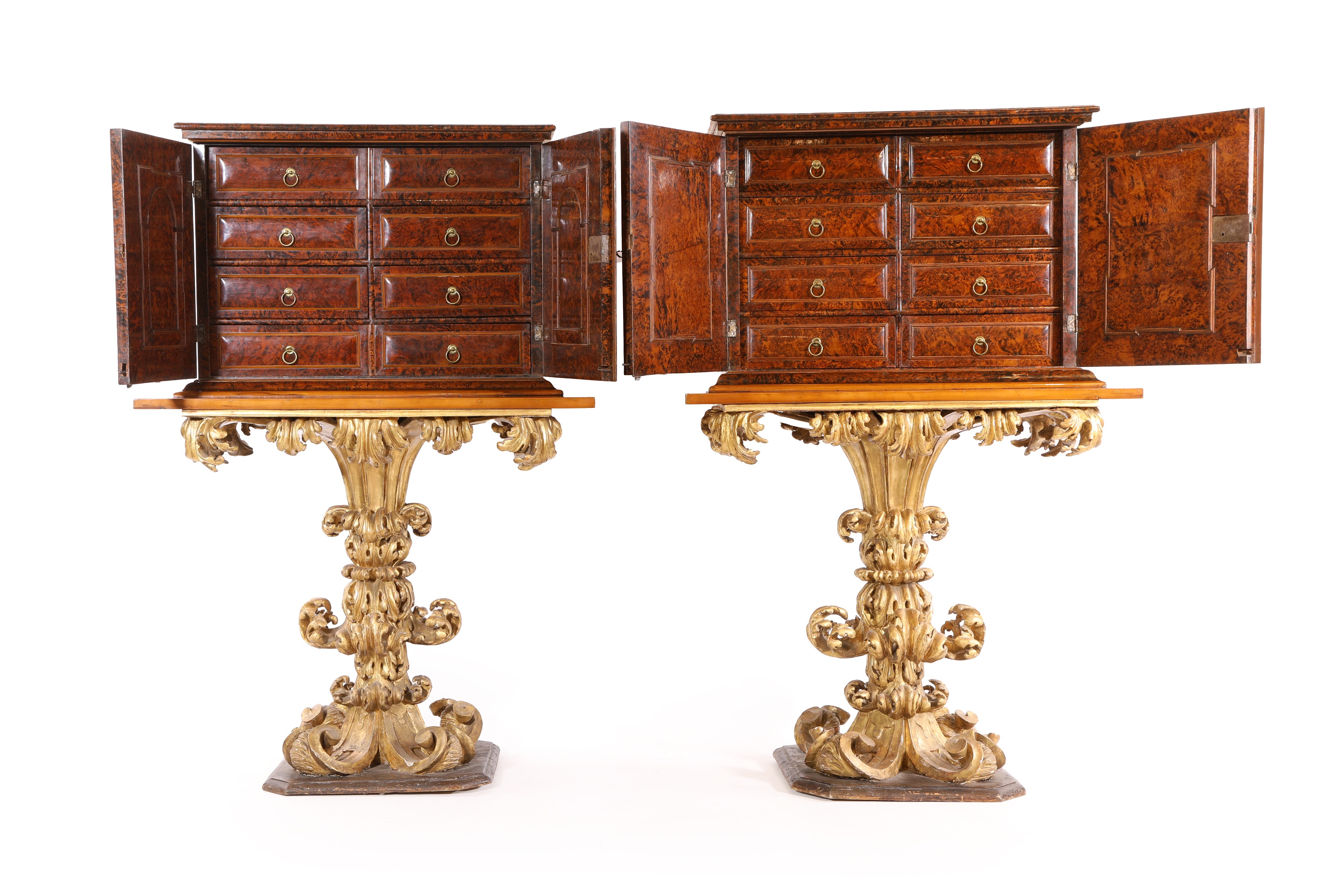 Coppia di monetieri lastronati in radica di sicomoro, su base scolpita in legno dorato, Roma, XVI...