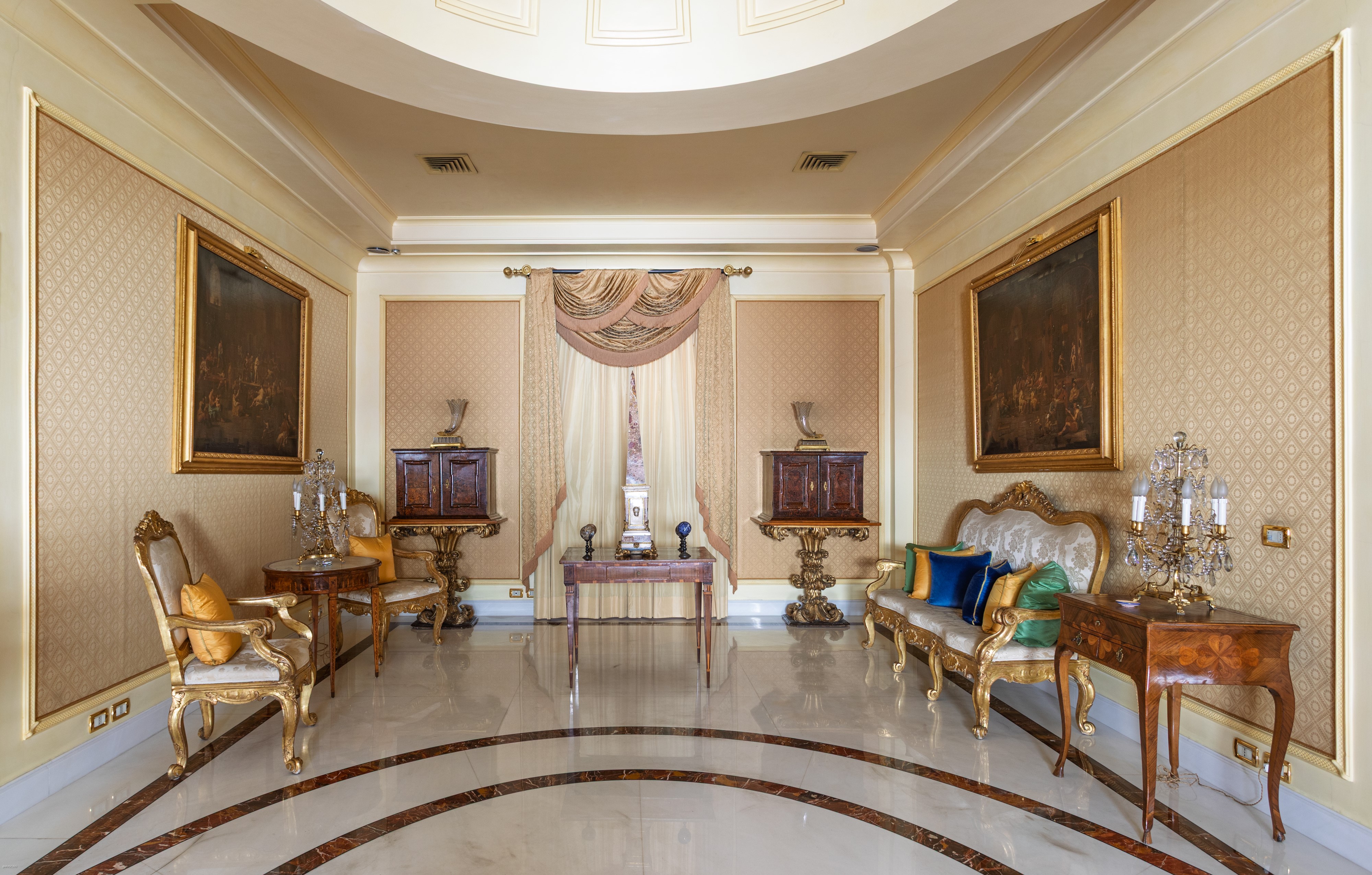 Coppia di monetieri lastronati in radica di sicomoro, su base scolpita in legno dorato, Roma, XVI...