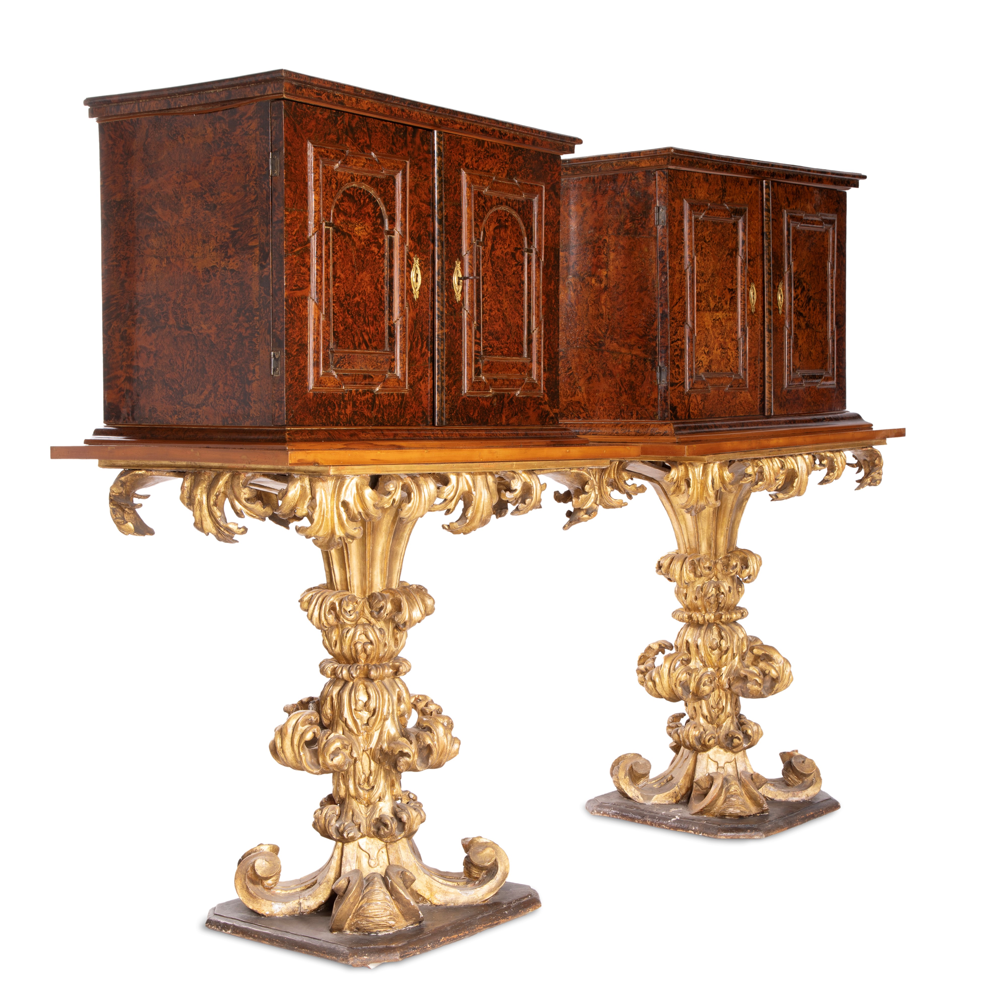 Coppia di monetieri lastronati in radica di sicomoro, su base scolpita in legno dorato, Roma, XVI...