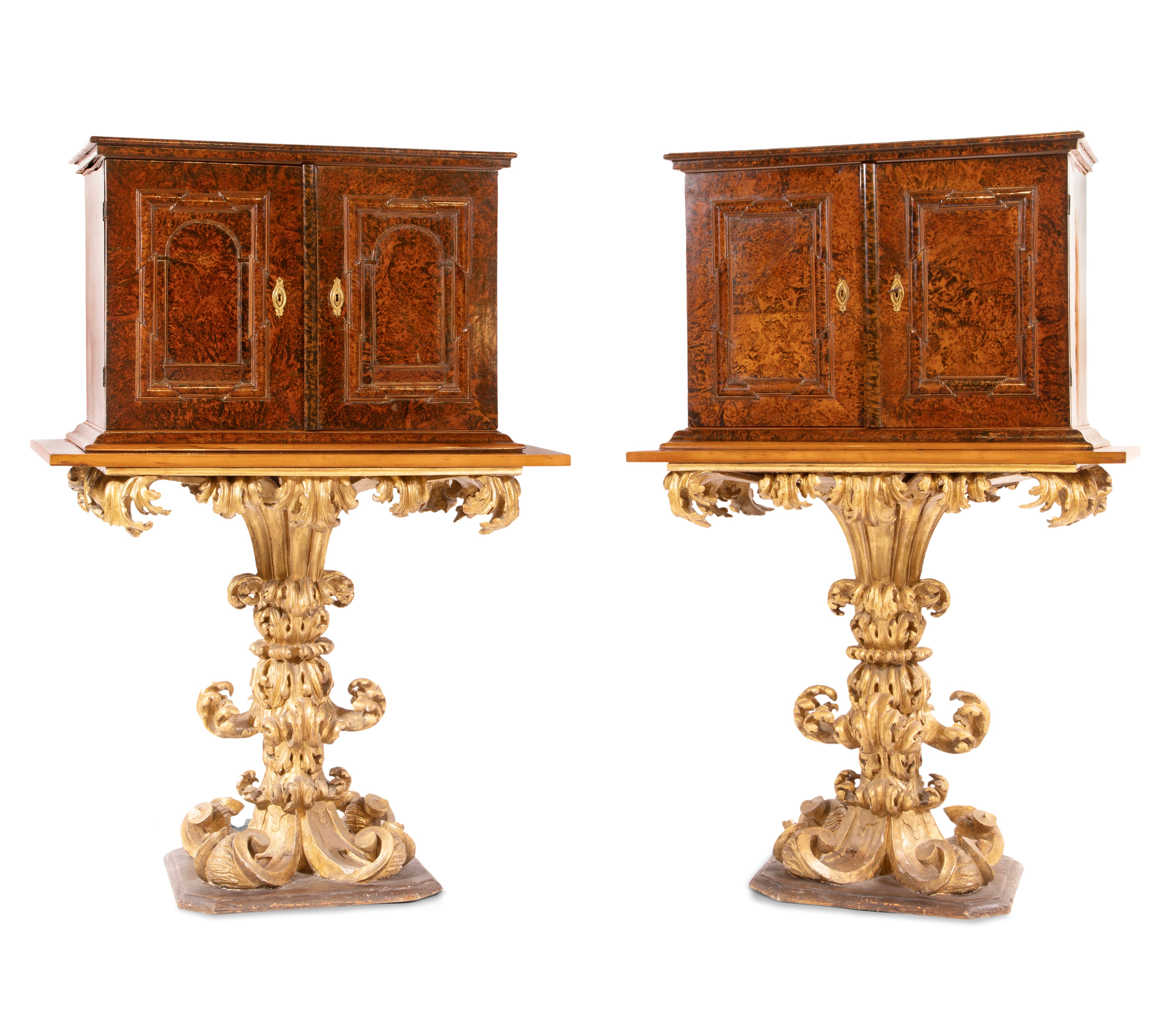 Coppia di monetieri lastronati in radica di sicomoro, su base scolpita in legno dorato, Roma, XVI...