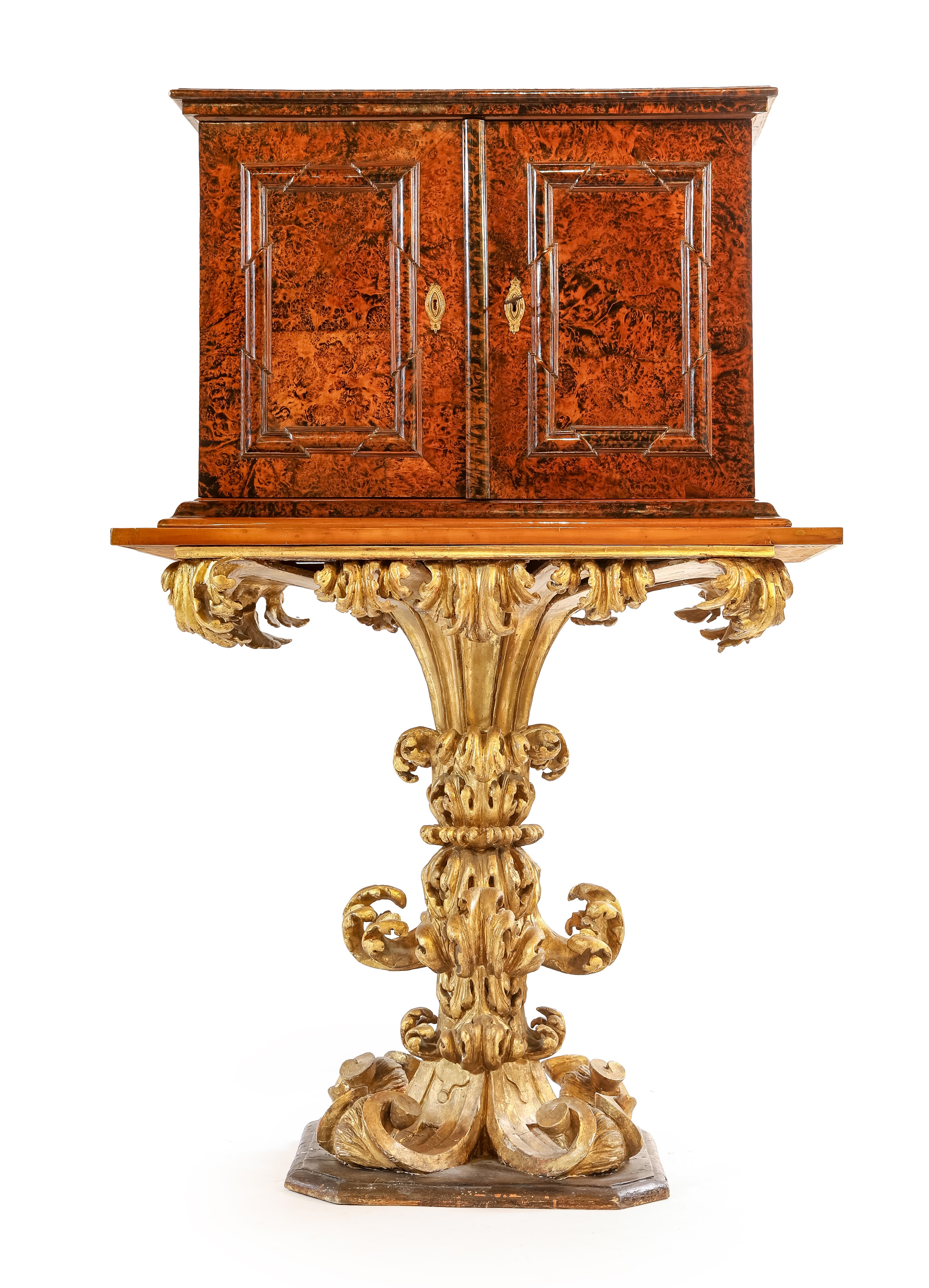 Coppia di monetieri lastronati in radica di sicomoro, su base scolpita in legno dorato, Roma, XVI...