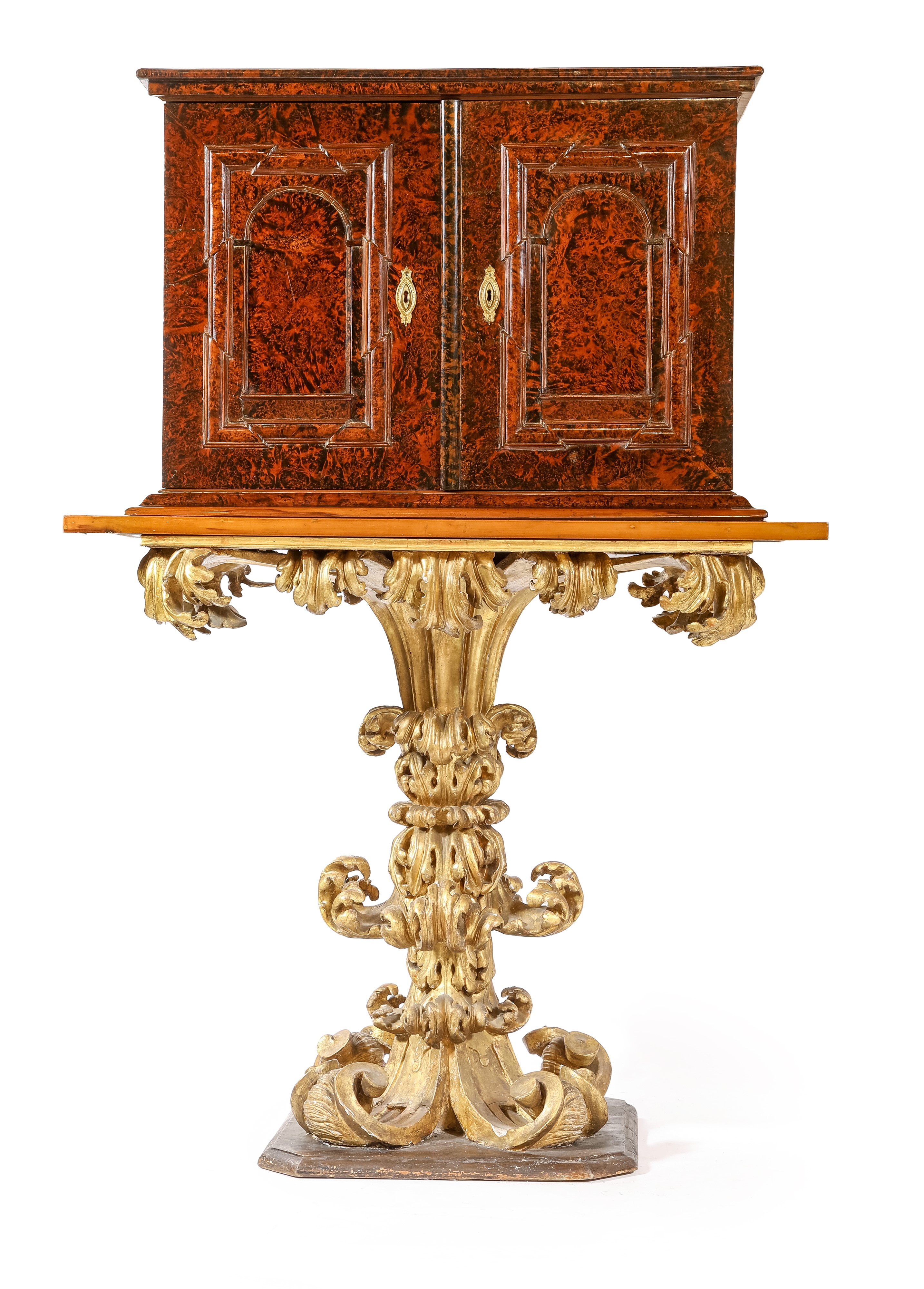 Coppia di monetieri lastronati in radica di sicomoro, su base scolpita in legno dorato, Roma, XVI...