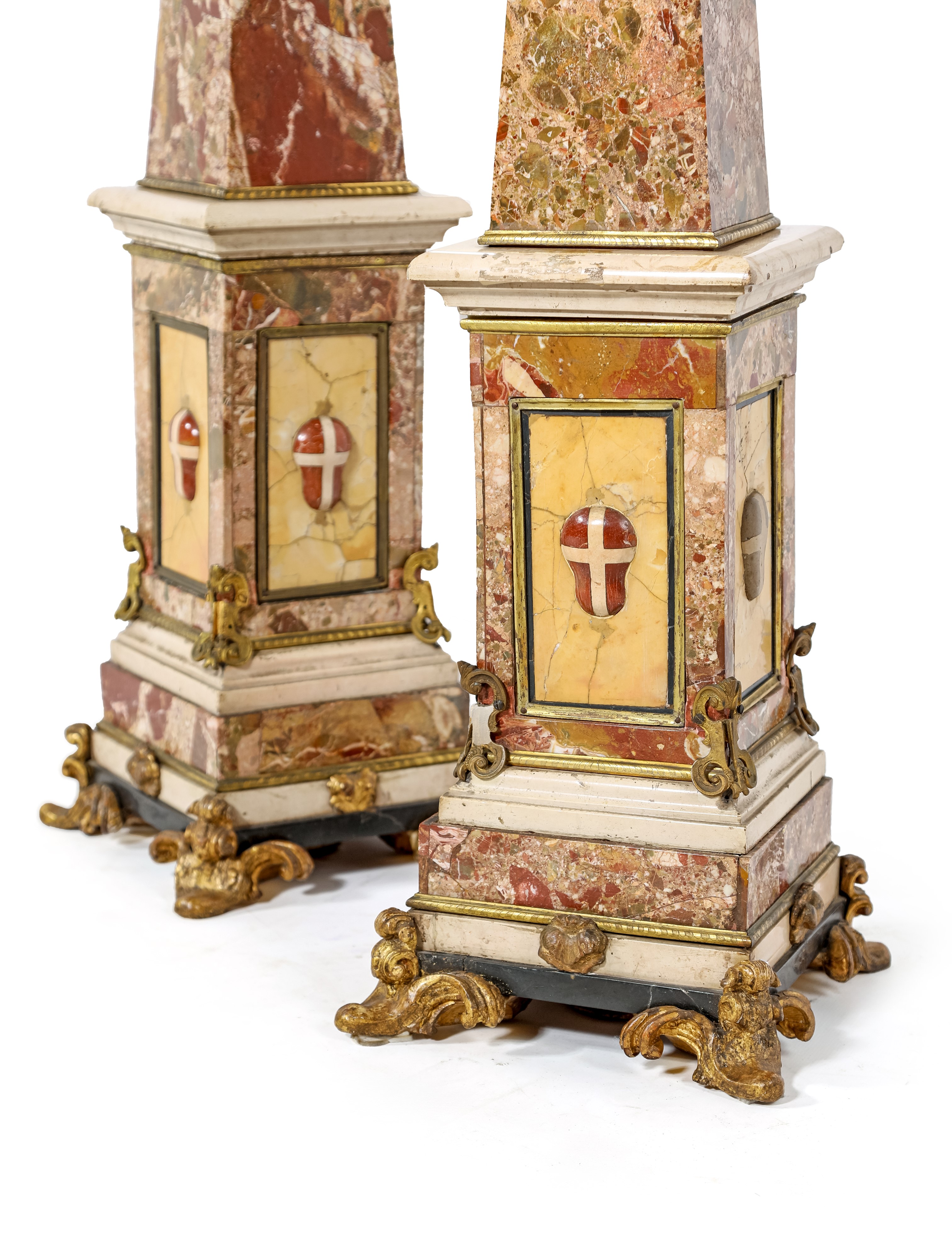 Coppia di grandi obelischi in marmi pregiati, manifattura romana su commissione sabauda, fine del...