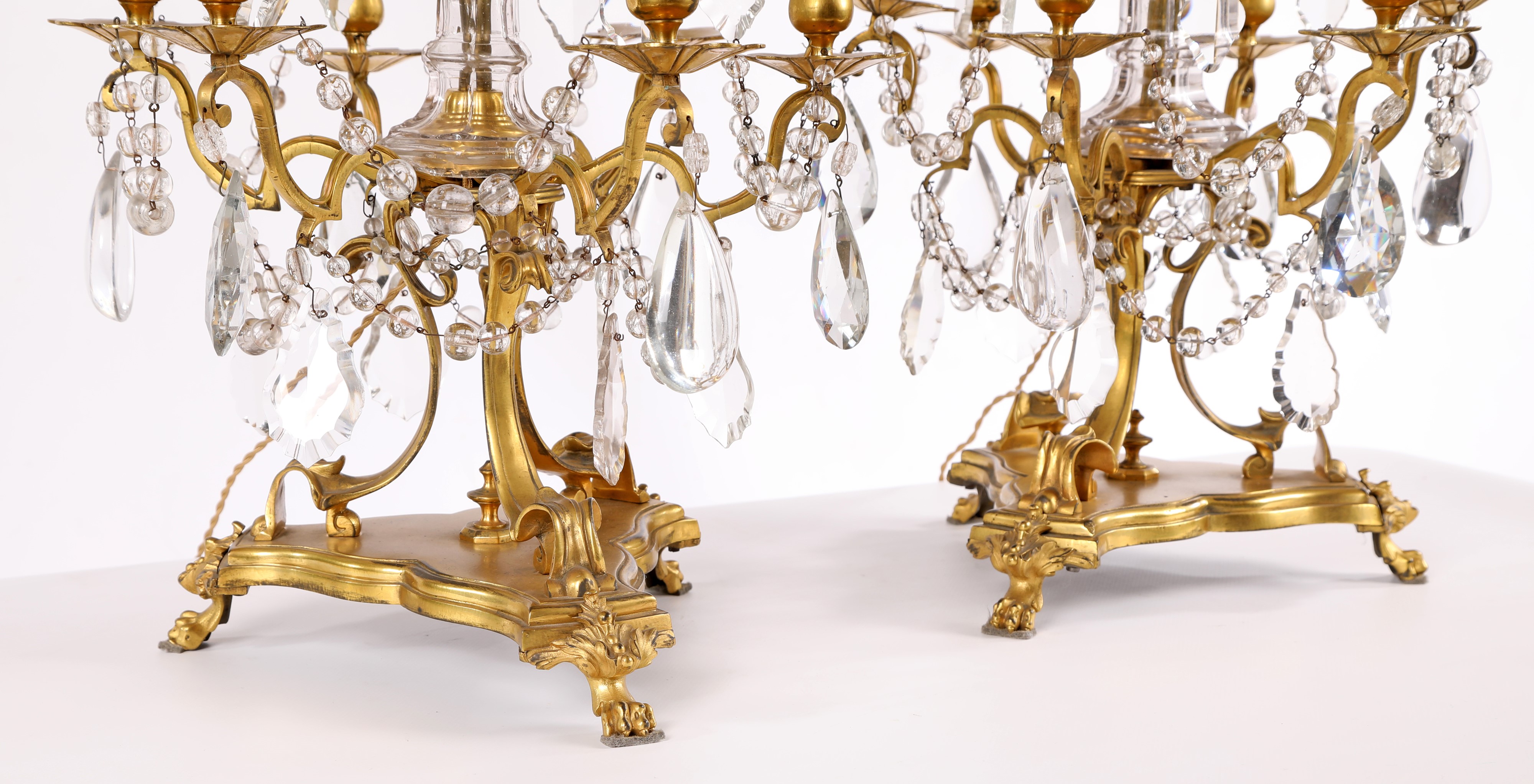 Coppia di girandoles in bronzo dorato e cristallo a sei luci, XIX secolo
